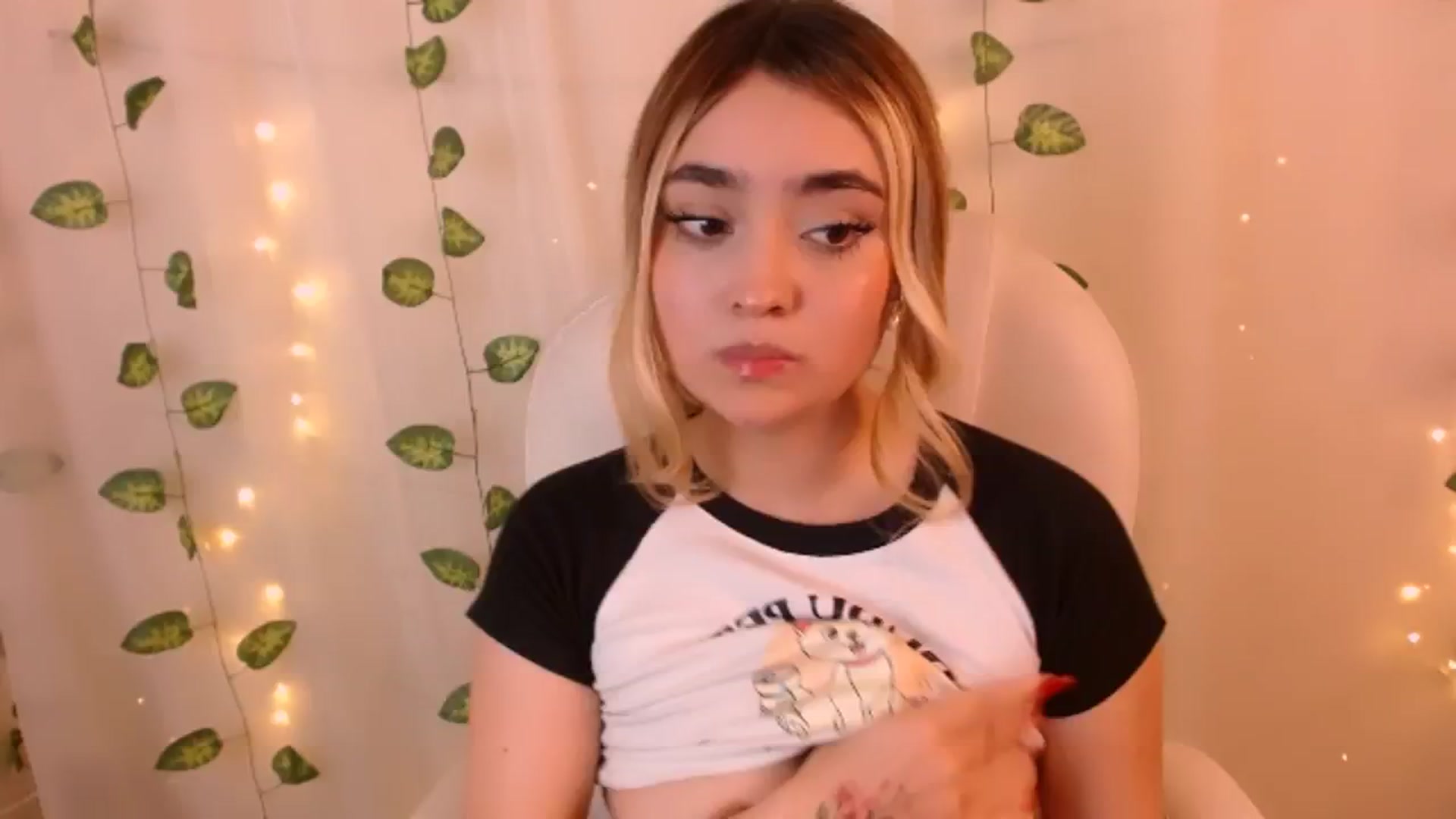 Gallery image thumbnail from Sugar_h0ney's myfreecams stream on, 05/16/2024, 05:06 image 9 of 20