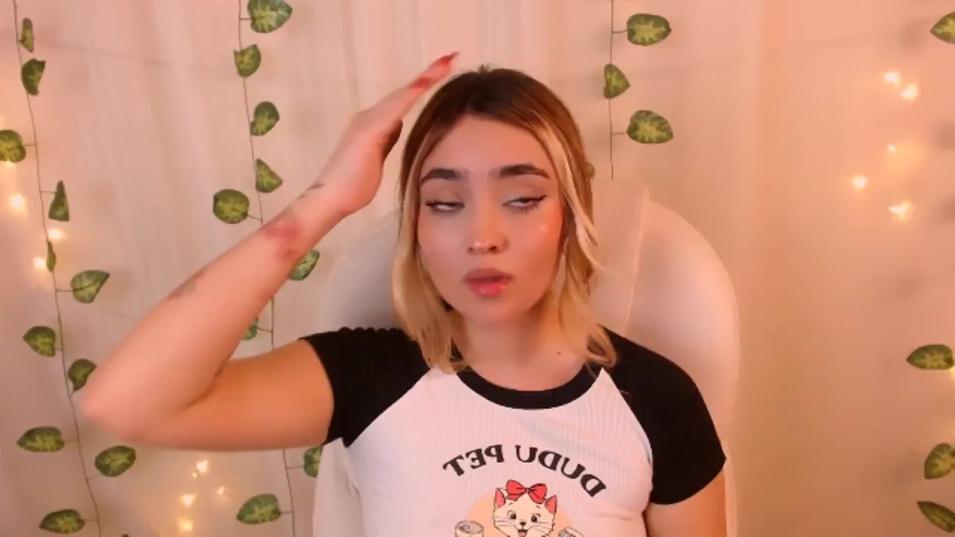 Gallery image thumbnail from Sugar_h0ney's myfreecams stream on, 05/16/2024, 05:06 image 16 of 20