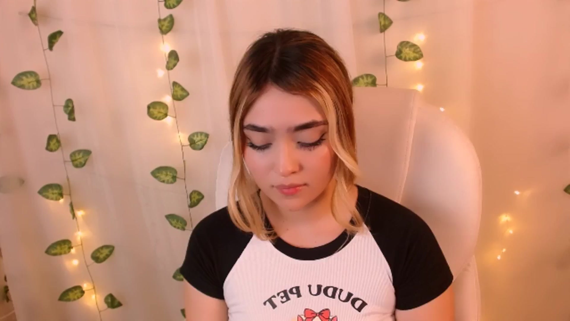 Gallery image thumbnail from Sugar_h0ney's myfreecams stream on, 05/16/2024, 05:06 image 6 of 20