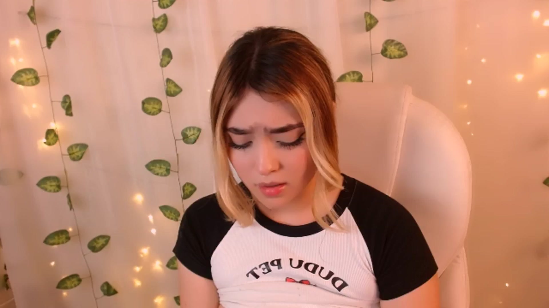 Gallery image thumbnail from Sugar_h0ney's myfreecams stream on, 05/16/2024, 05:06 image 4 of 20