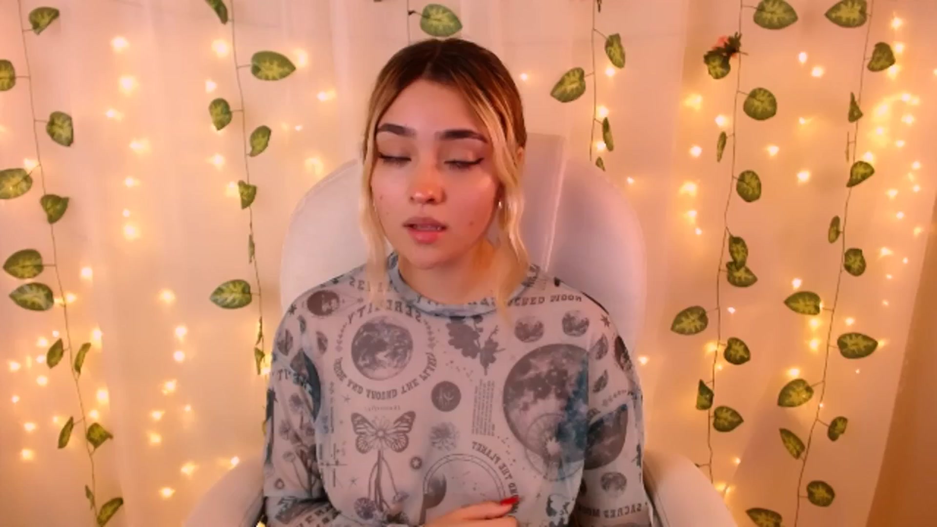 Gallery image thumbnail from Sugar_h0ney's myfreecams stream on, 05/24/2024, 06:50 image 4 of 20