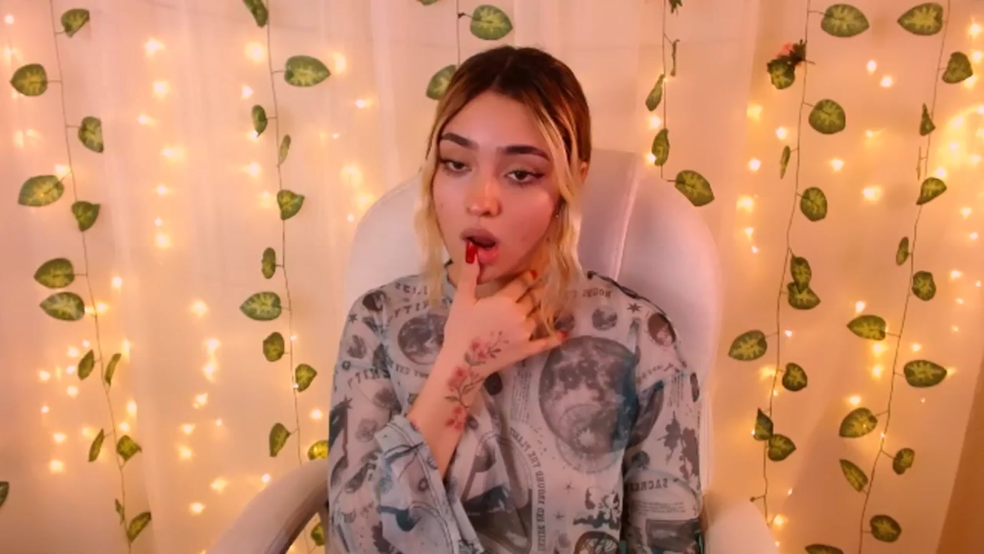 Gallery image thumbnail from Sugar_h0ney's myfreecams stream on, 05/24/2024, 06:50 image 13 of 20