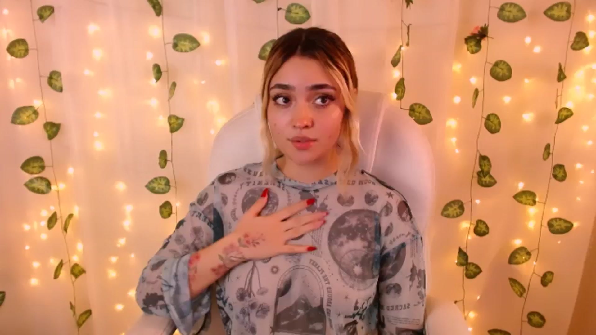 Gallery image thumbnail from Sugar_h0ney's myfreecams stream on, 05/24/2024, 06:50 image 15 of 20