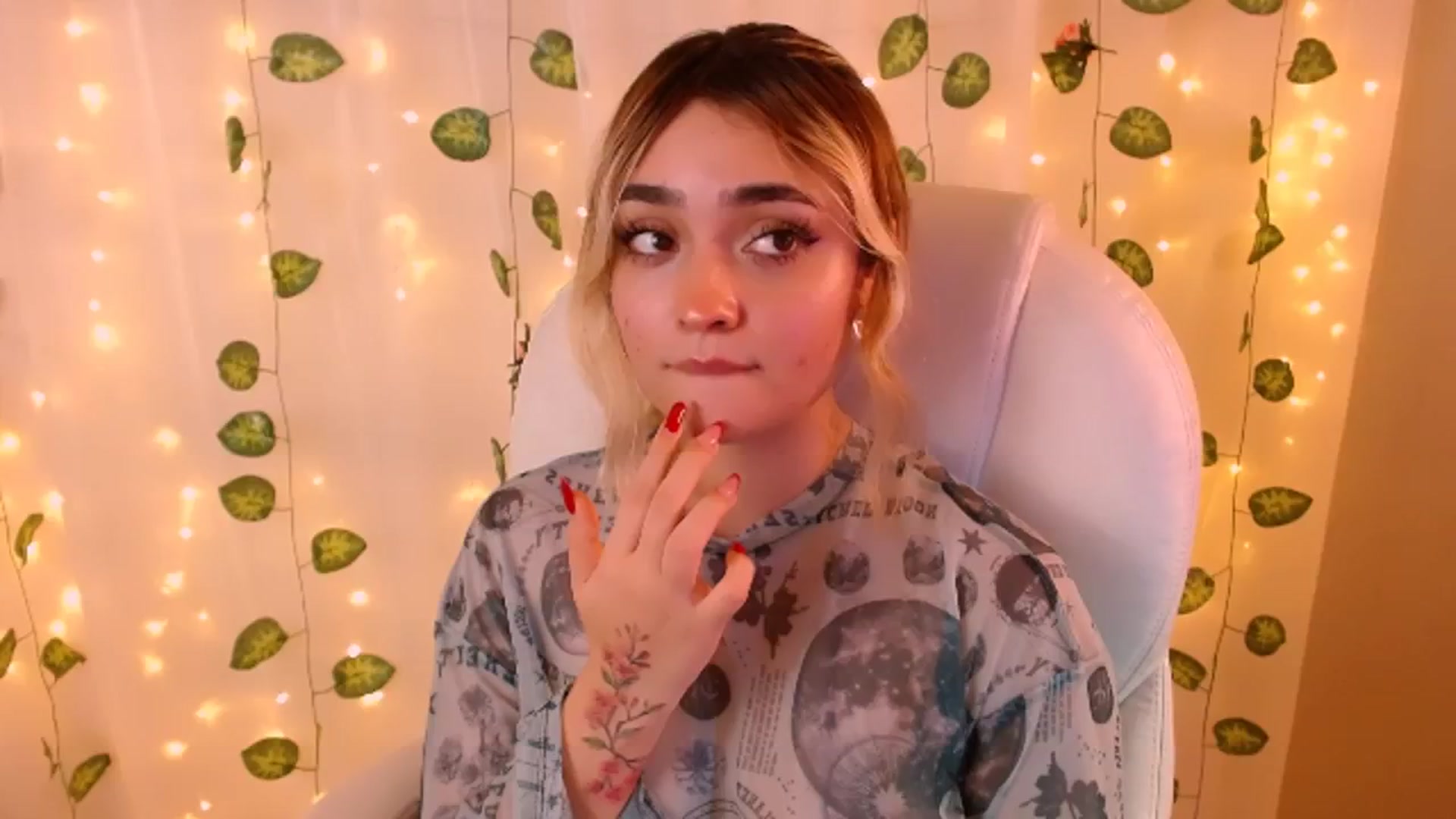 Gallery image thumbnail from Sugar_h0ney's myfreecams stream on, 05/24/2024, 08:23 image 19 of 20