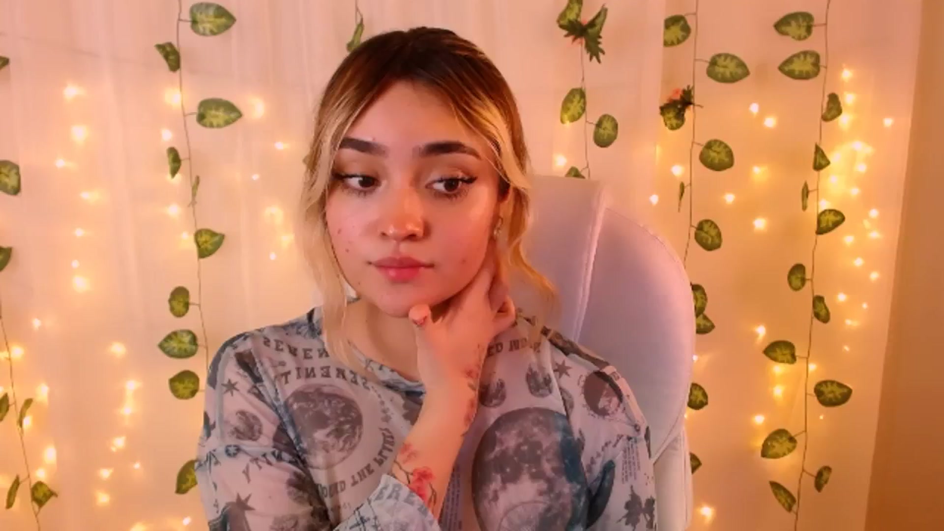 Gallery image thumbnail from Sugar_h0ney's myfreecams stream on, 05/24/2024, 08:23 image 17 of 20