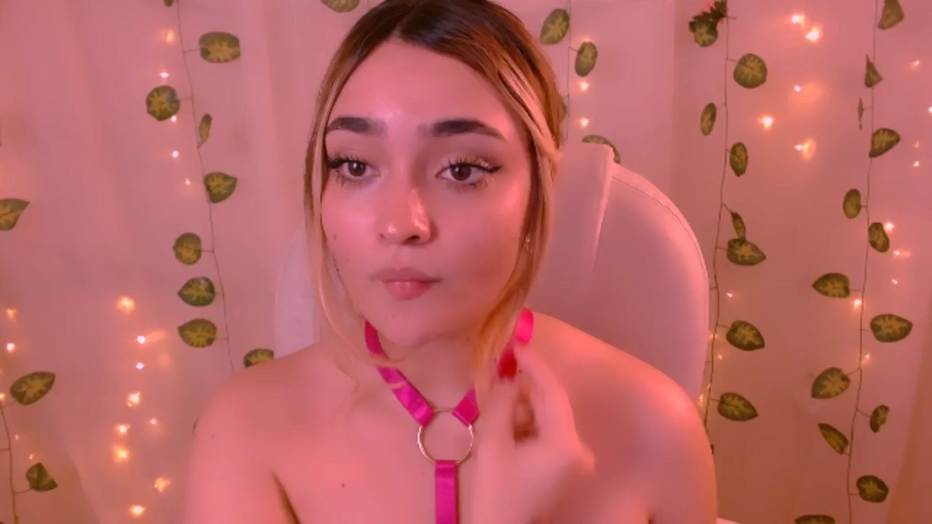 Gallery image thumbnail from Sugar_h0ney's myfreecams stream on, 05/25/2024, 06:54 image 11 of 20