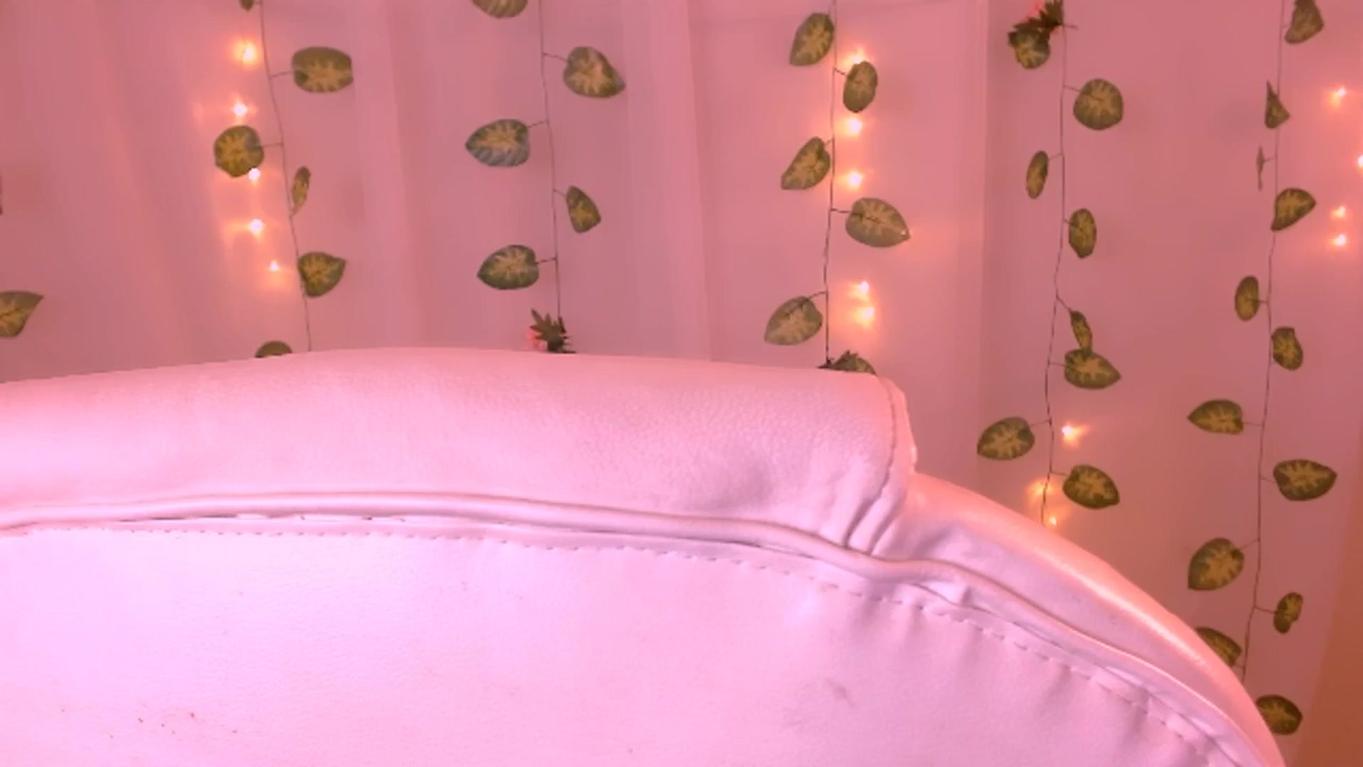Gallery image thumbnail from Sugar_h0ney's myfreecams stream on, 05/25/2024, 06:54 image 4 of 20