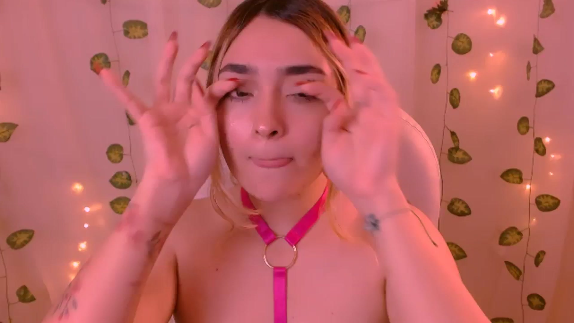 Gallery image thumbnail from Sugar_h0ney's myfreecams stream on, 05/25/2024, 06:54 image 5 of 20