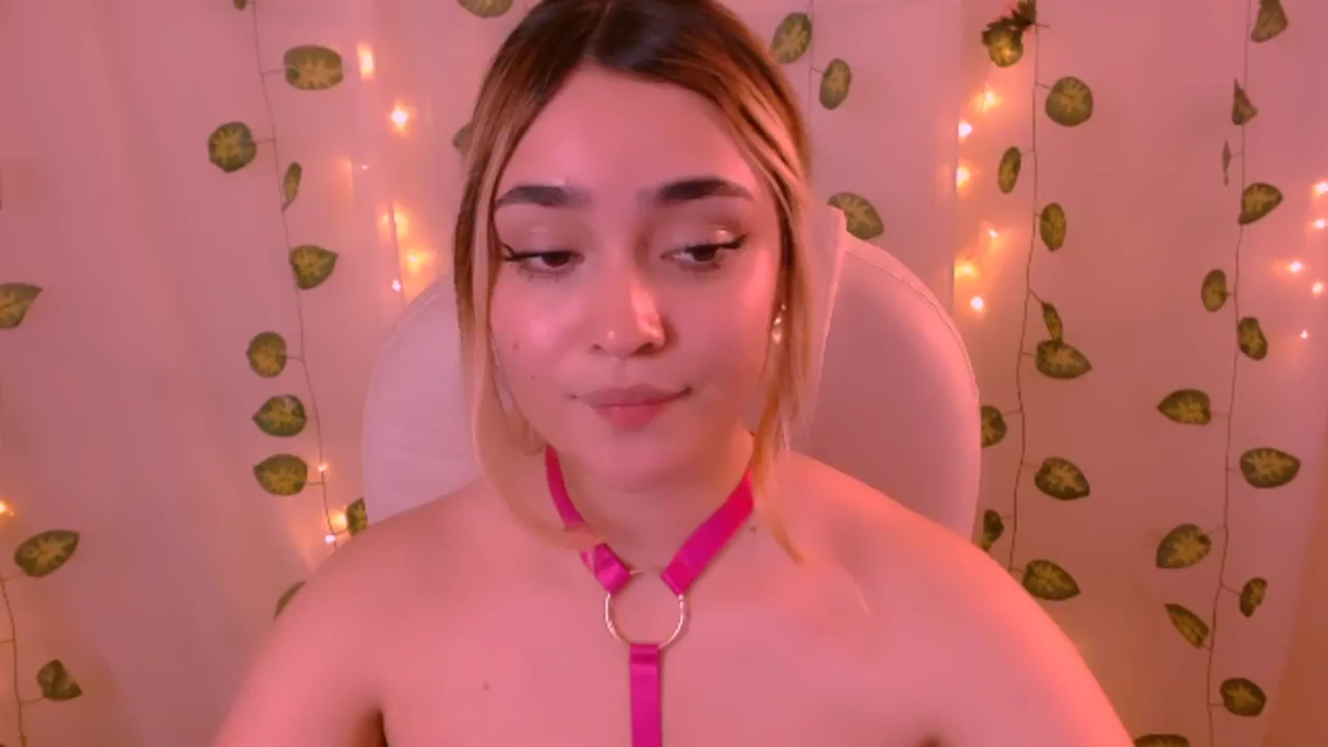 Gallery image thumbnail from Sugar_h0ney's myfreecams stream on, 05/25/2024, 06:54 image 8 of 20