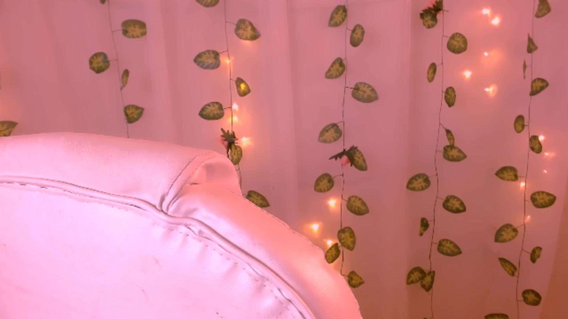 Gallery image thumbnail from Sugar_h0ney's myfreecams stream on, 05/25/2024, 06:54 image 19 of 20