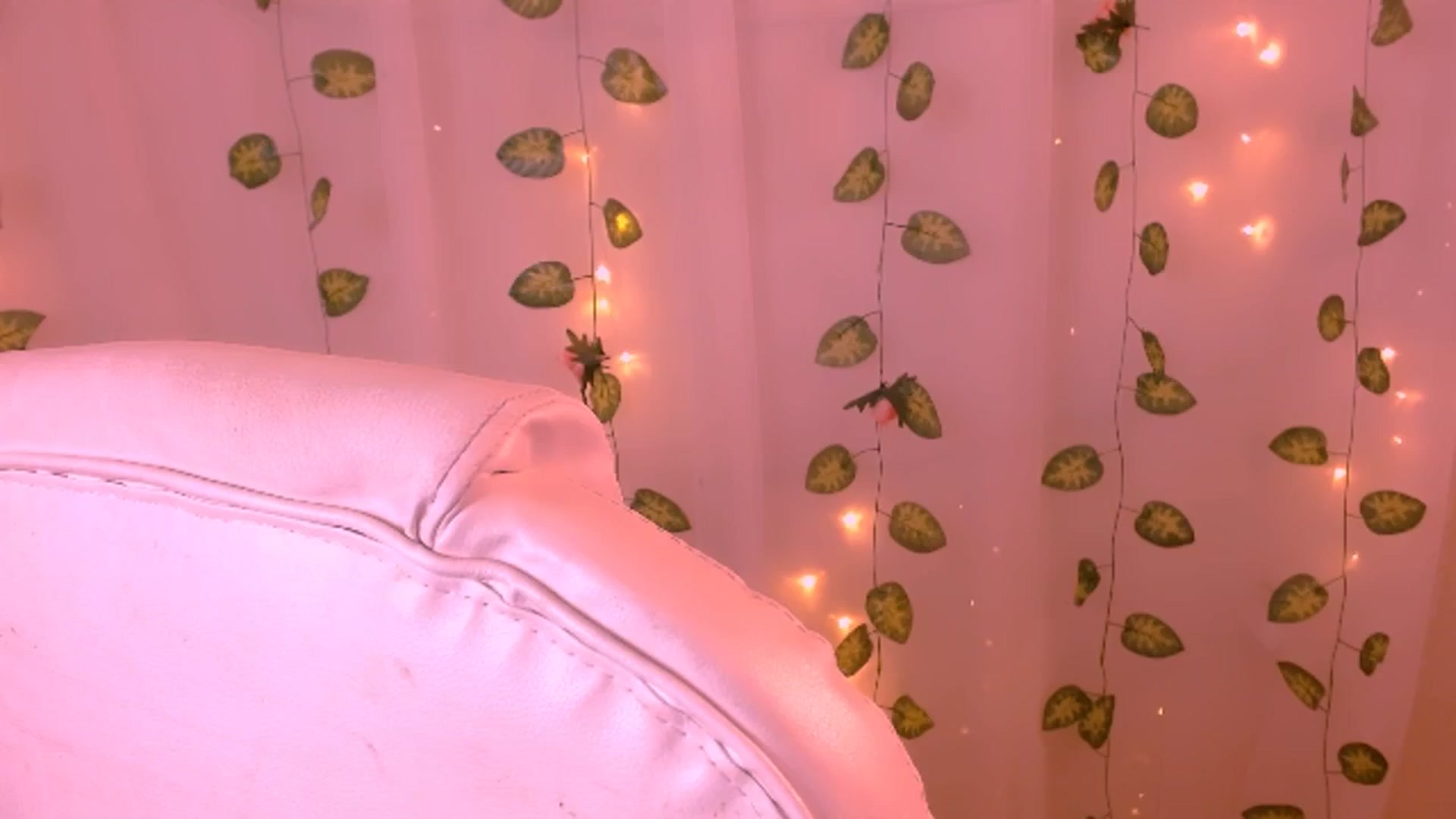 Gallery image thumbnail from Sugar_h0ney's myfreecams stream on, 05/25/2024, 06:54 image 18 of 20
