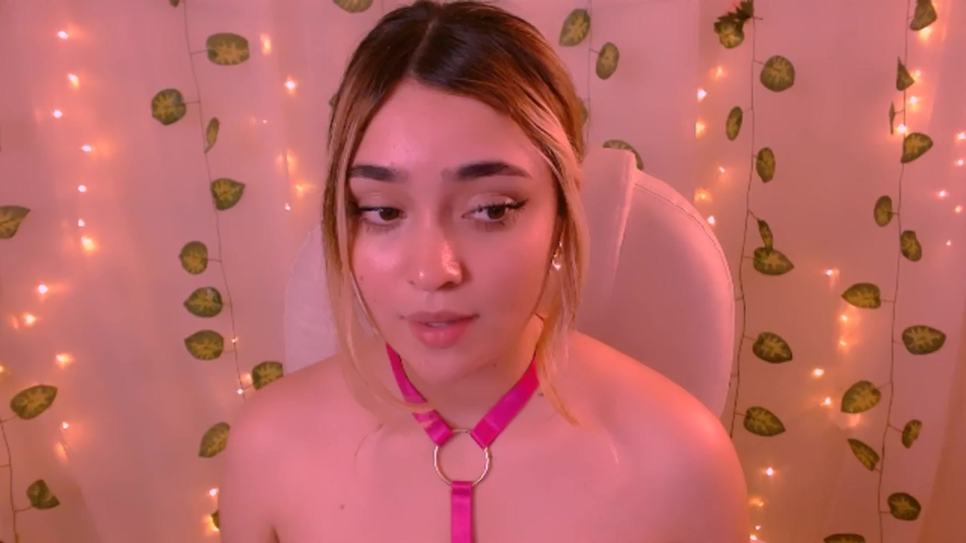Gallery image thumbnail from Sugar_h0ney's myfreecams stream on, 05/25/2024, 06:54 image 12 of 20