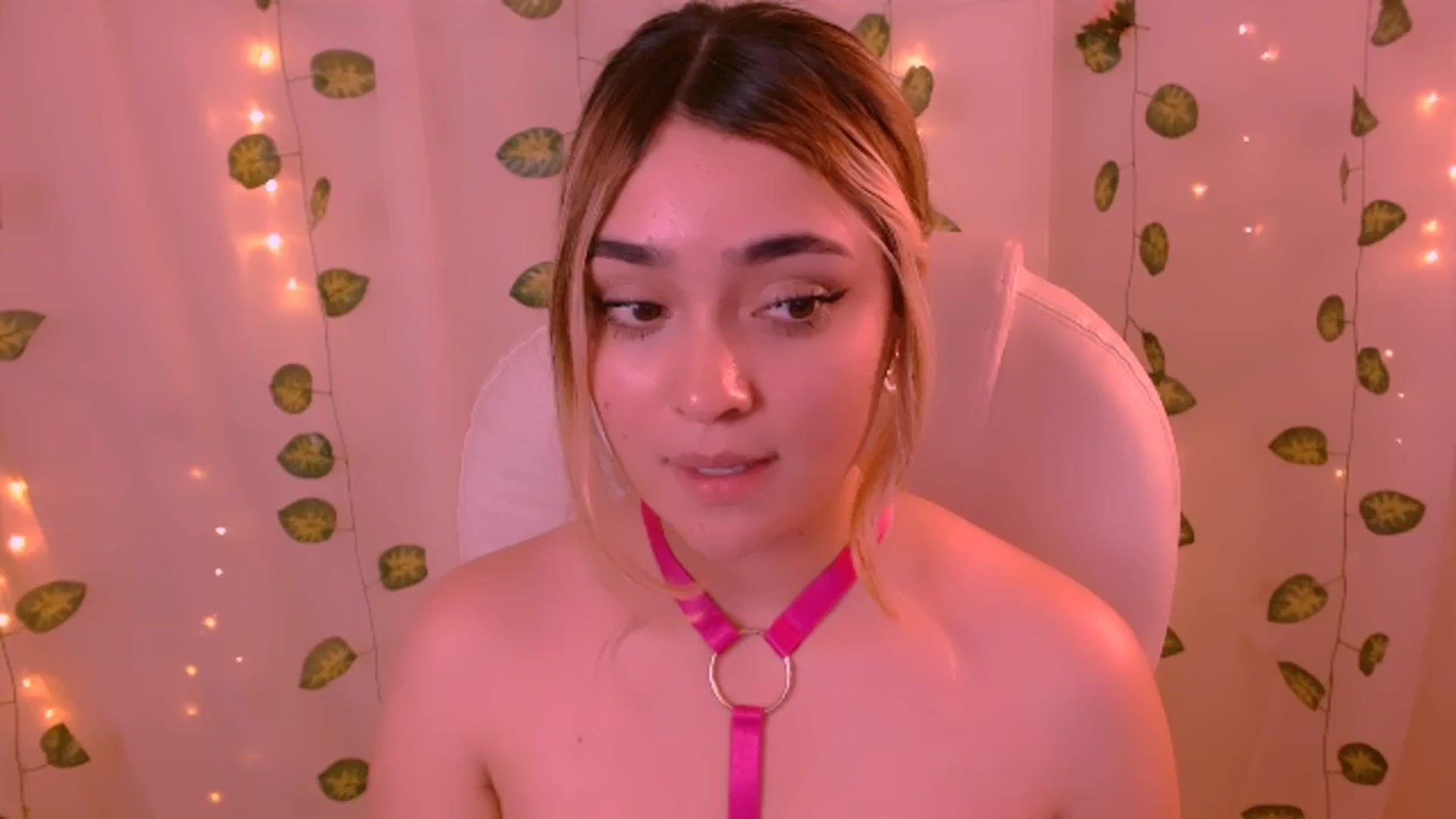 Gallery image thumbnail from Sugar_h0ney's myfreecams stream on, 05/25/2024, 06:54 image 14 of 20