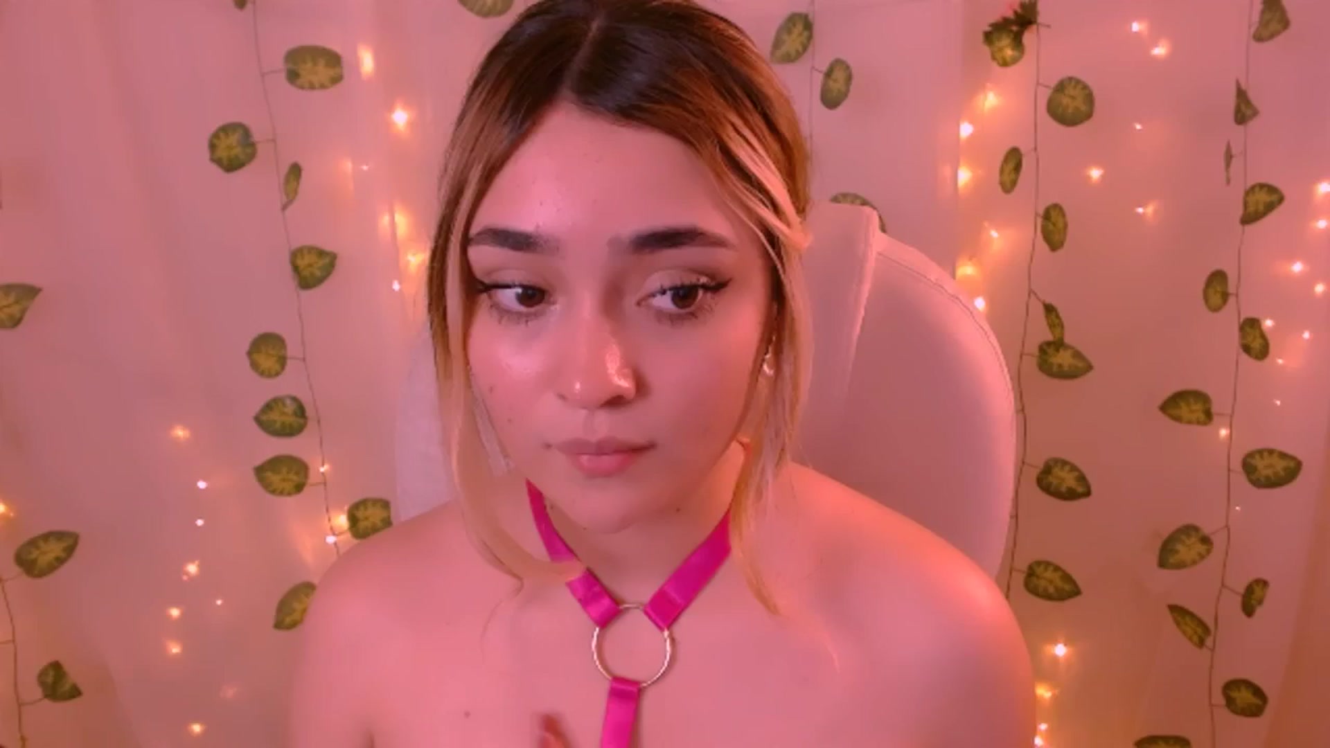 Gallery image thumbnail from Sugar_h0ney's myfreecams stream on, 05/25/2024, 06:54 image 9 of 20