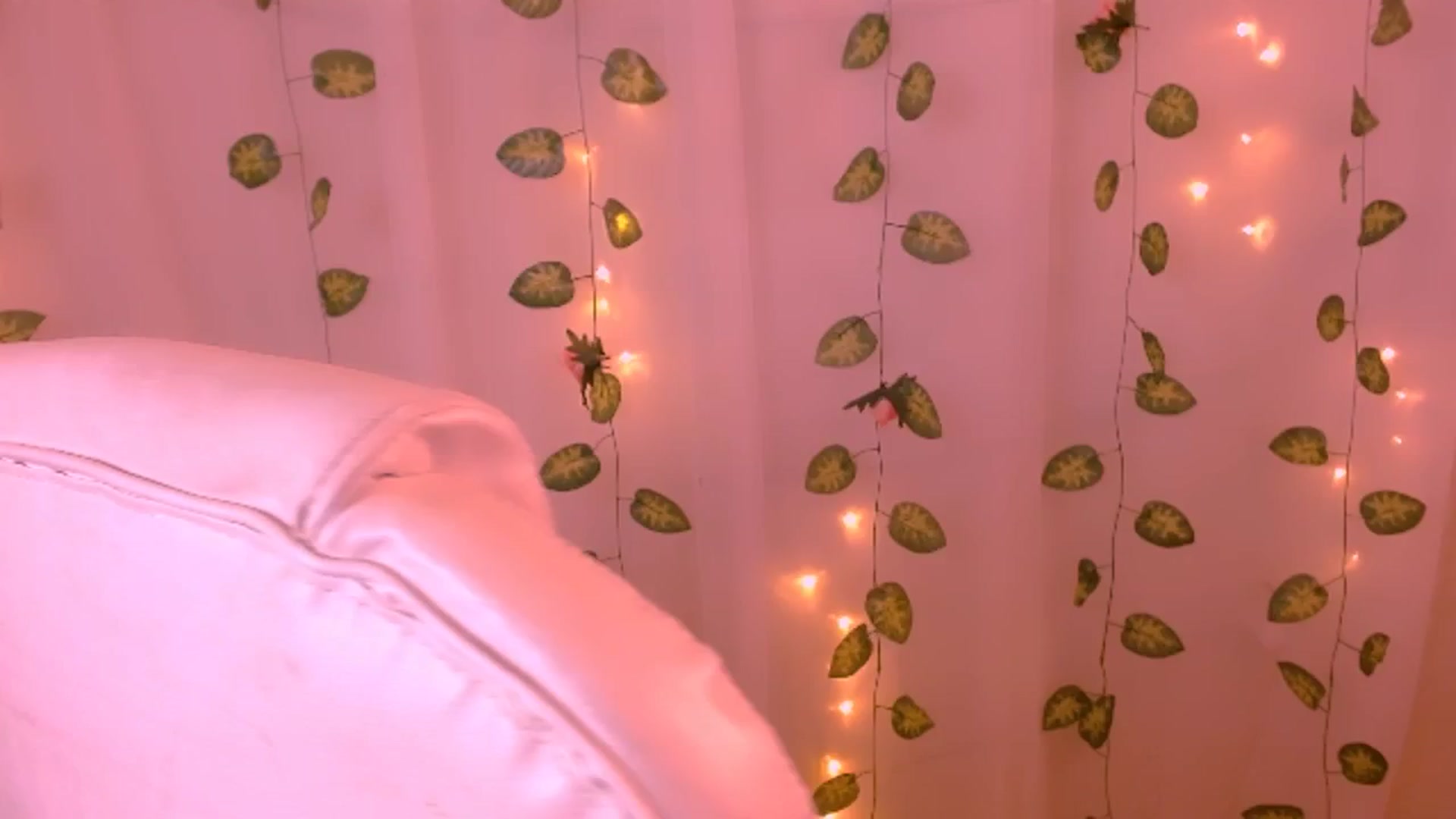 Gallery image thumbnail from Sugar_h0ney's myfreecams stream on, 05/25/2024, 06:54 image 17 of 20