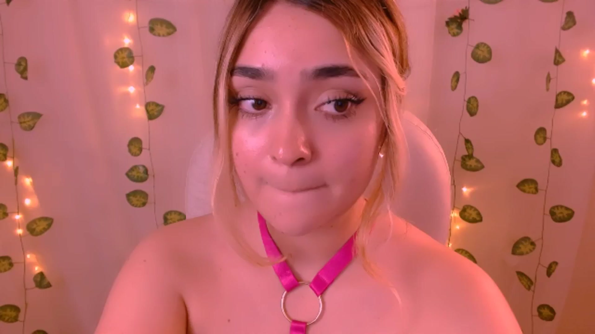 Gallery image thumbnail from Sugar_h0ney's myfreecams stream on, 05/25/2024, 07:22 image 13 of 20