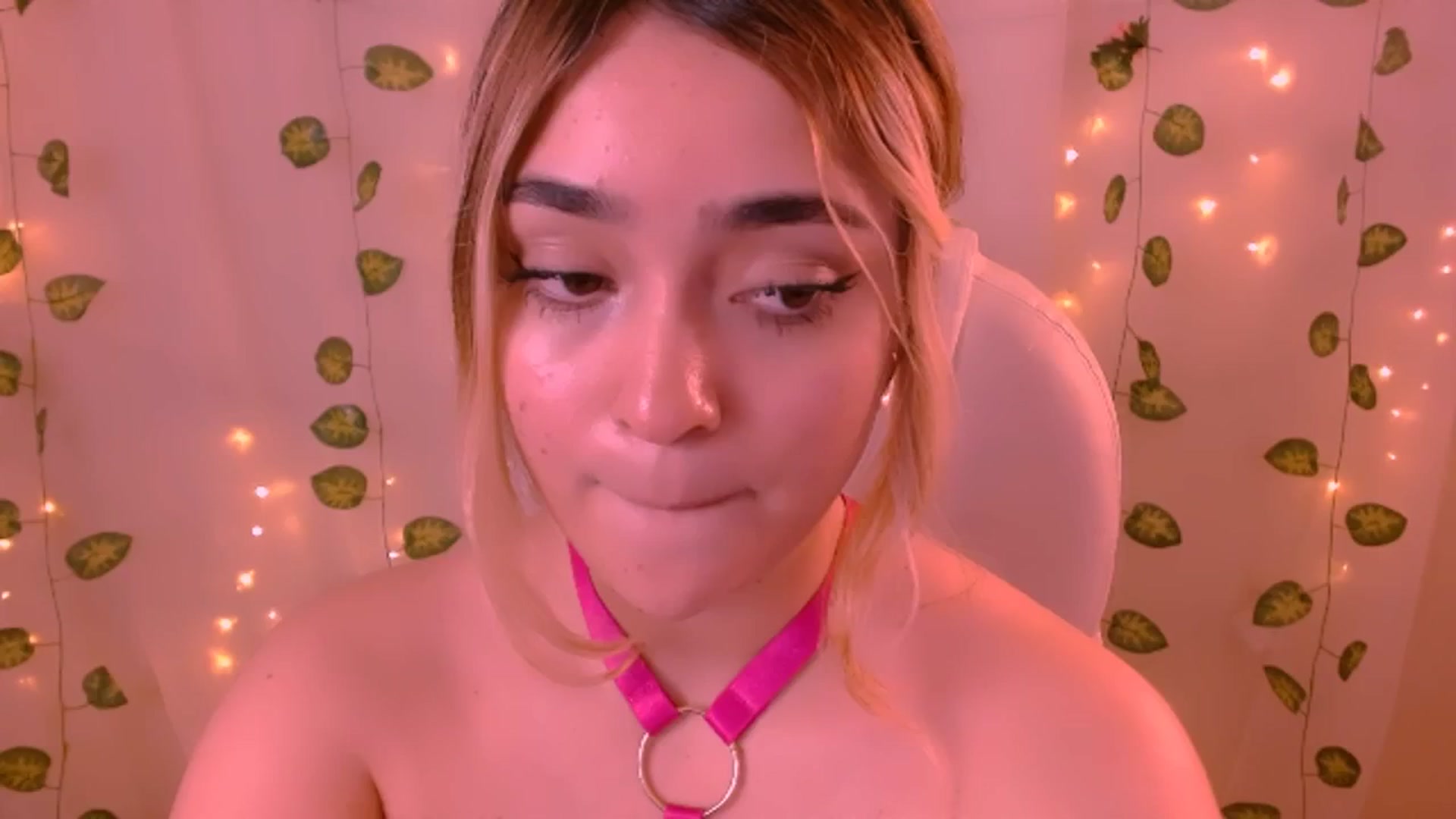 Gallery image thumbnail from Sugar_h0ney's myfreecams stream on, 05/25/2024, 07:22 image 16 of 20
