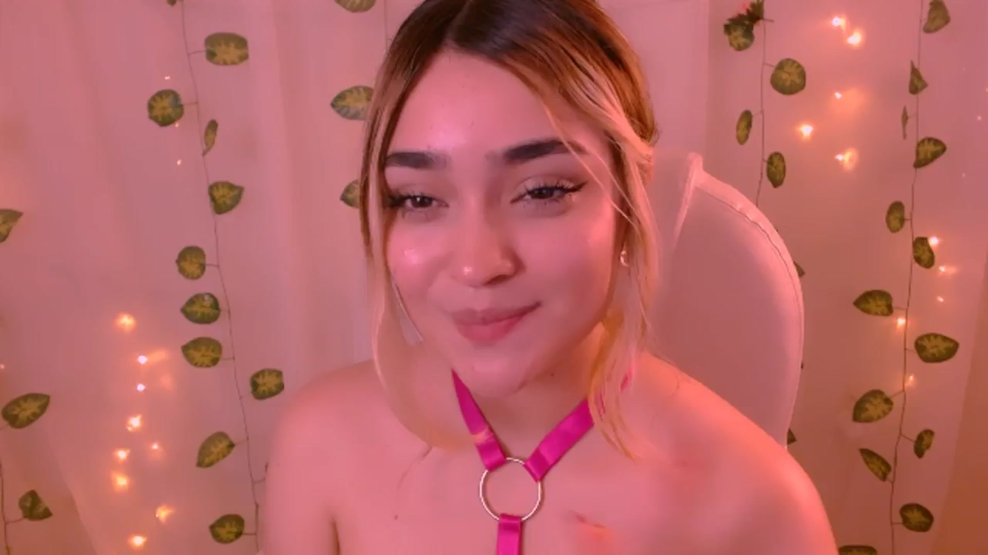 Gallery image thumbnail from Sugar_h0ney's myfreecams stream on, 05/25/2024, 07:22 image 5 of 20