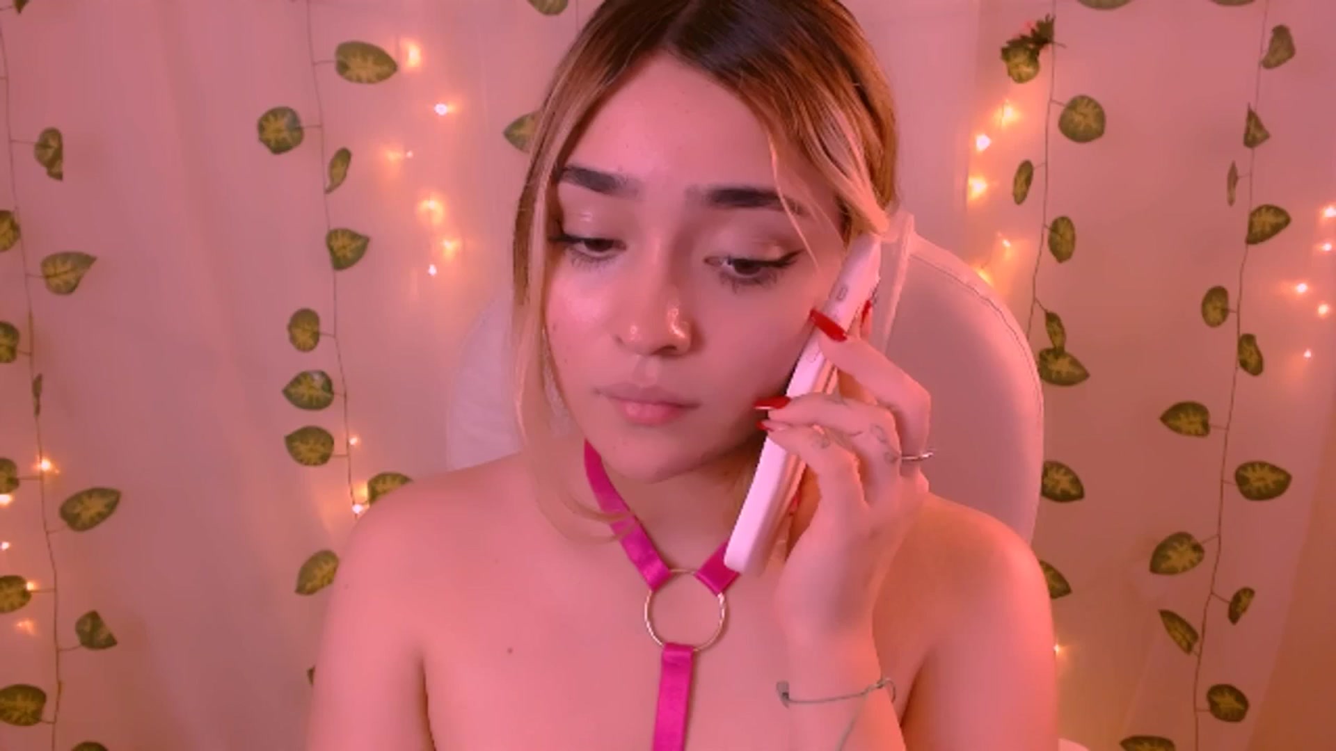 Gallery image thumbnail from Sugar_h0ney's myfreecams stream on, 05/25/2024, 07:22 image 17 of 20