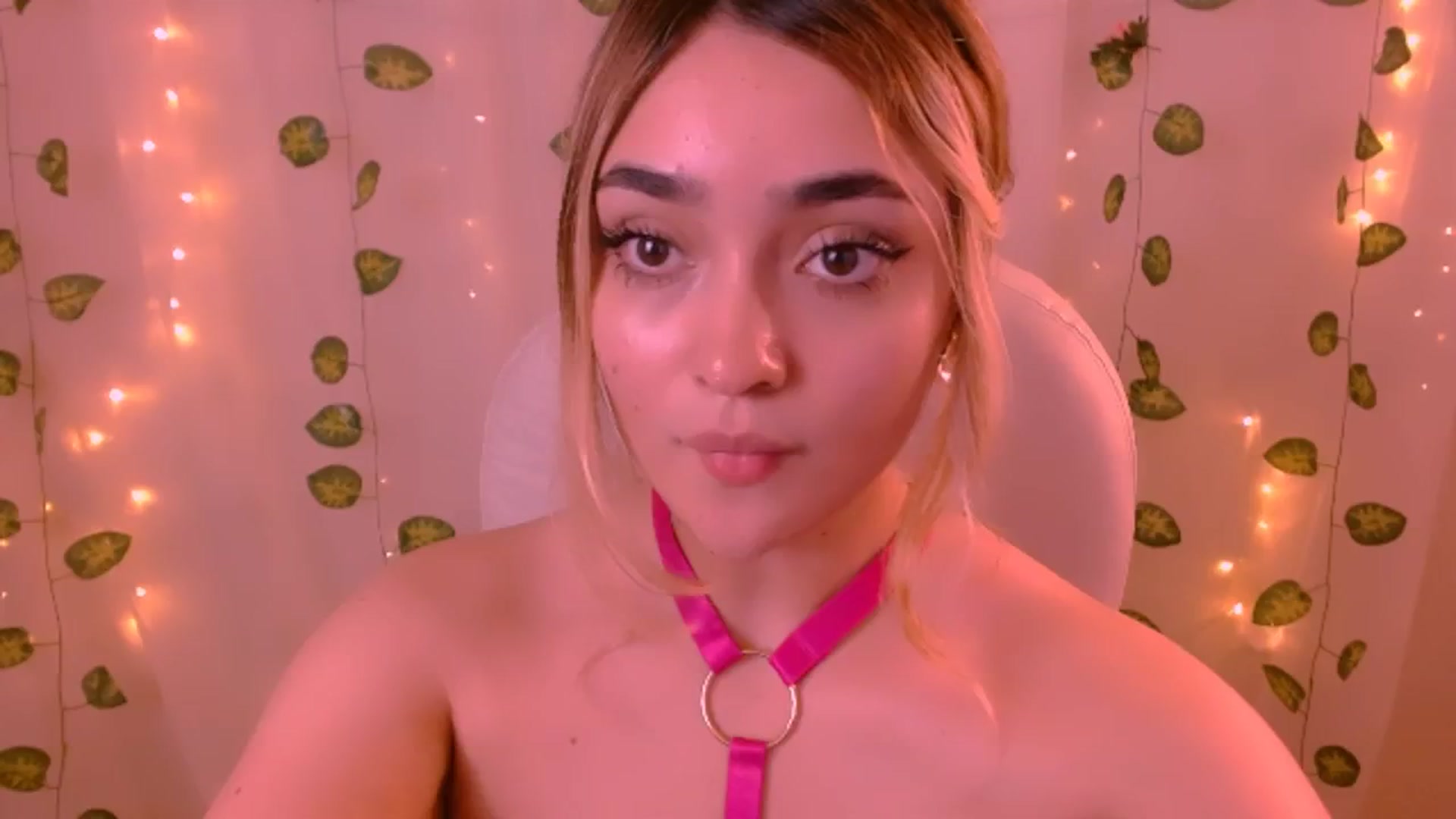Gallery image thumbnail from Sugar_h0ney's myfreecams stream on, 05/25/2024, 07:22 image 11 of 20
