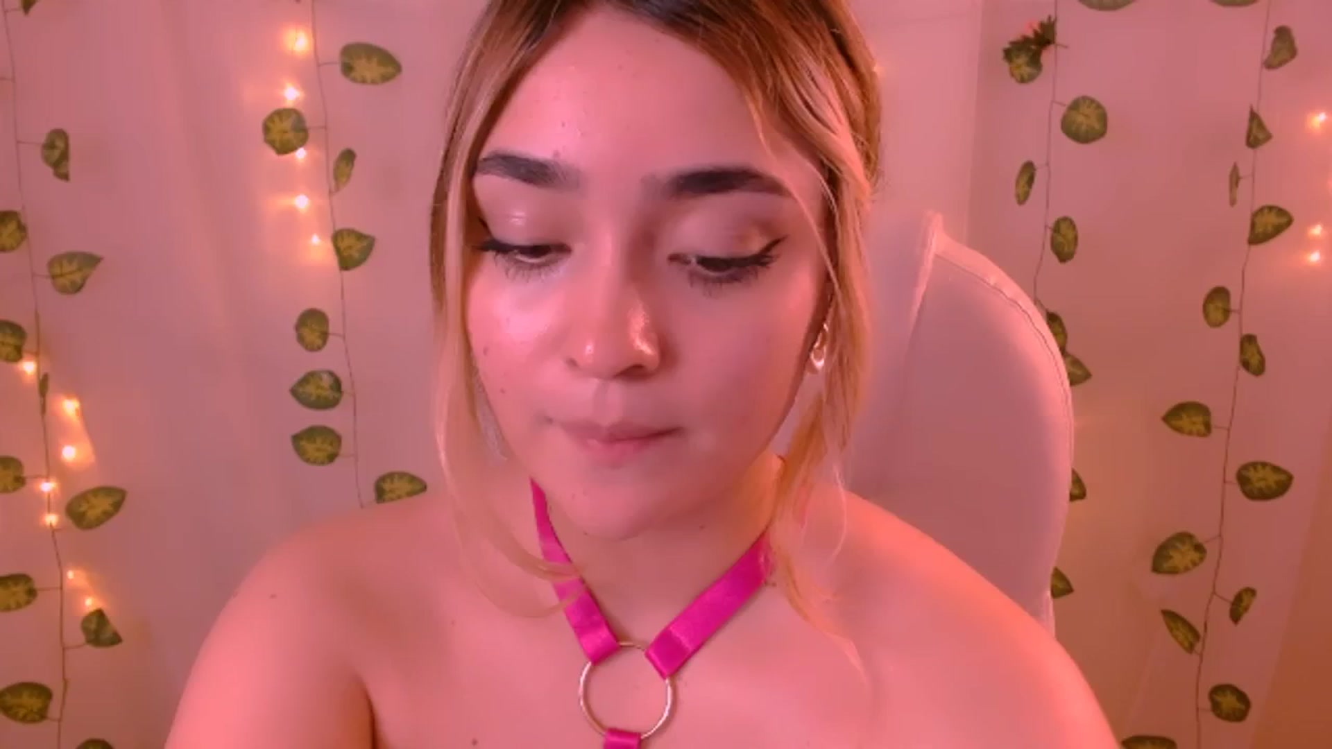 Gallery image thumbnail from Sugar_h0ney's myfreecams stream on, 05/25/2024, 07:22 image 19 of 20