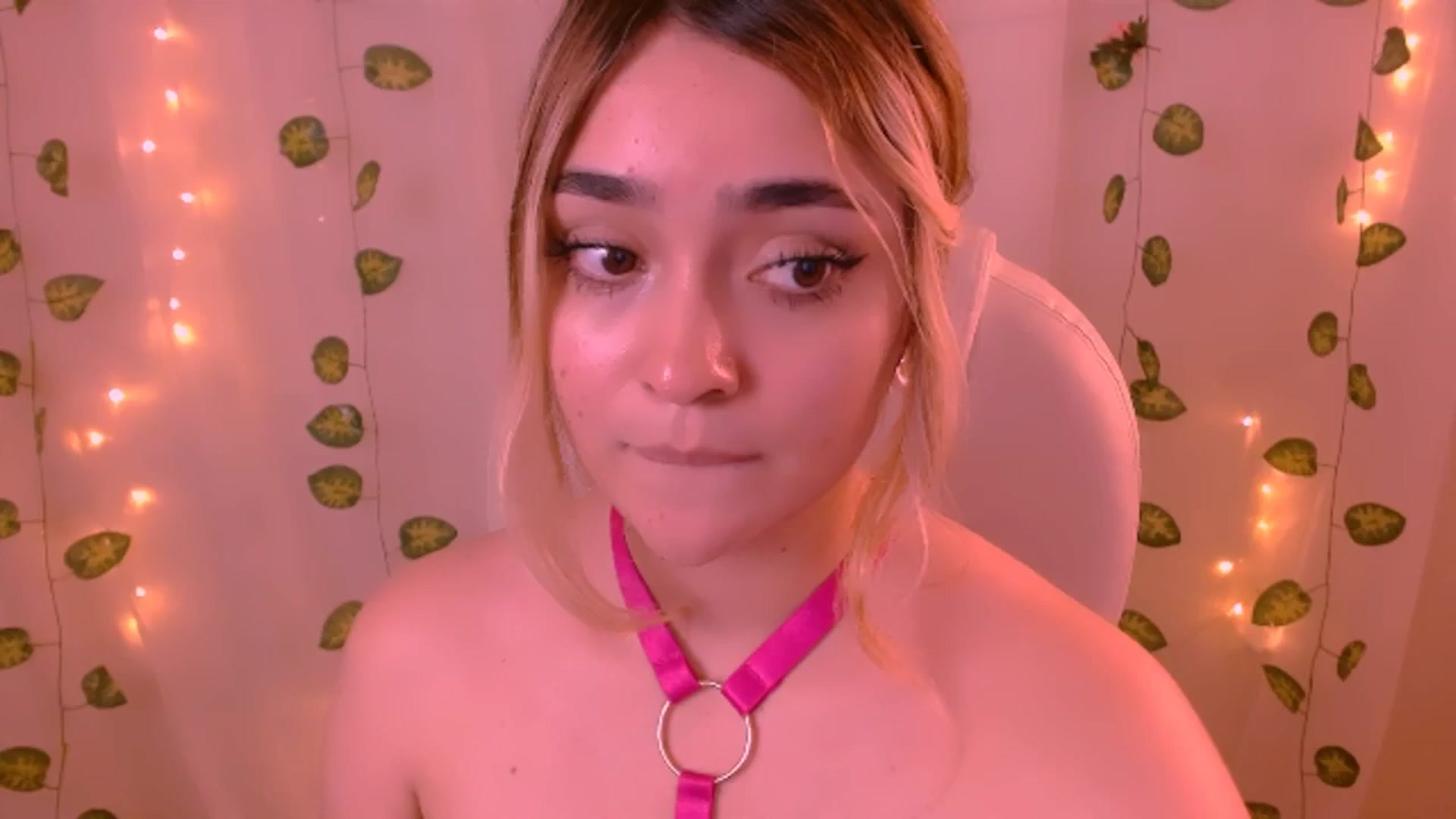 Gallery image thumbnail from Sugar_h0ney's myfreecams stream on, 05/25/2024, 07:22 image 12 of 20