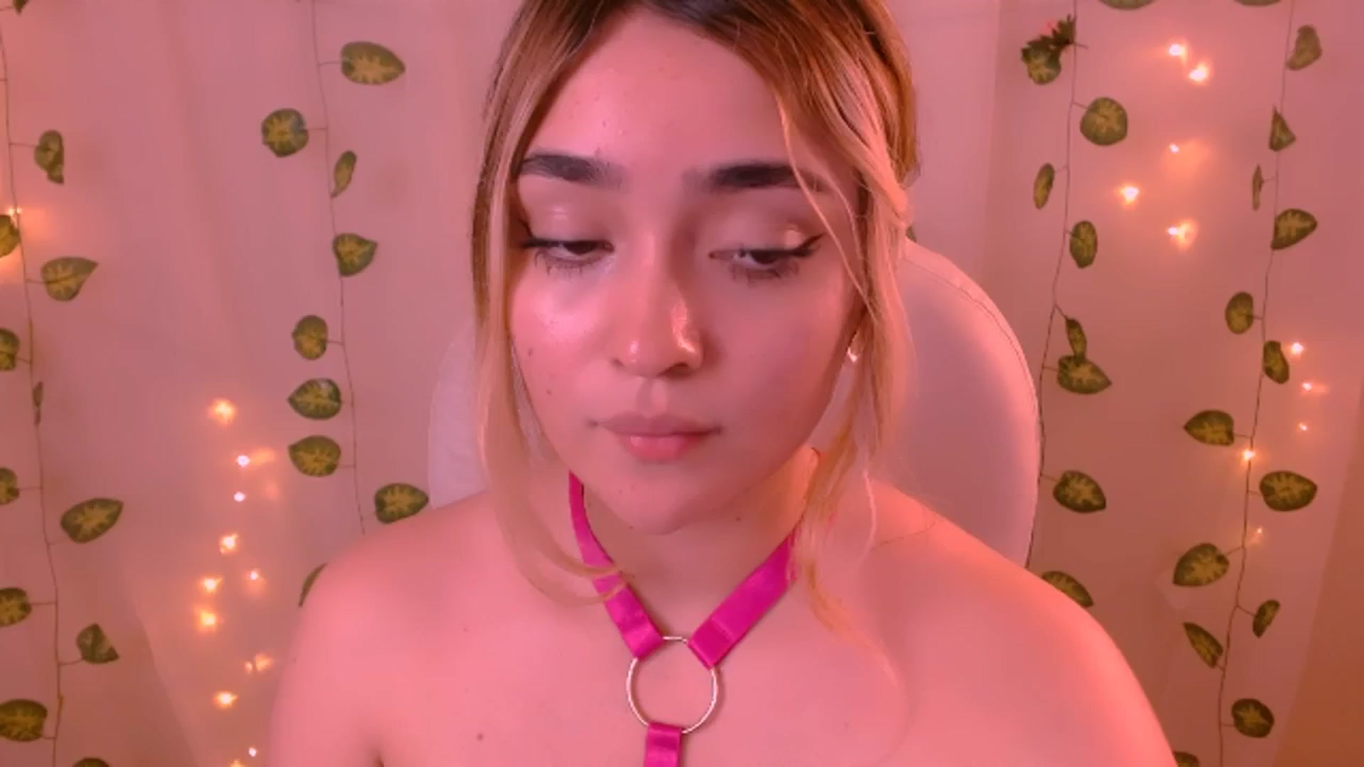 Gallery image thumbnail from Sugar_h0ney's myfreecams stream on, 05/25/2024, 07:22 image 15 of 20