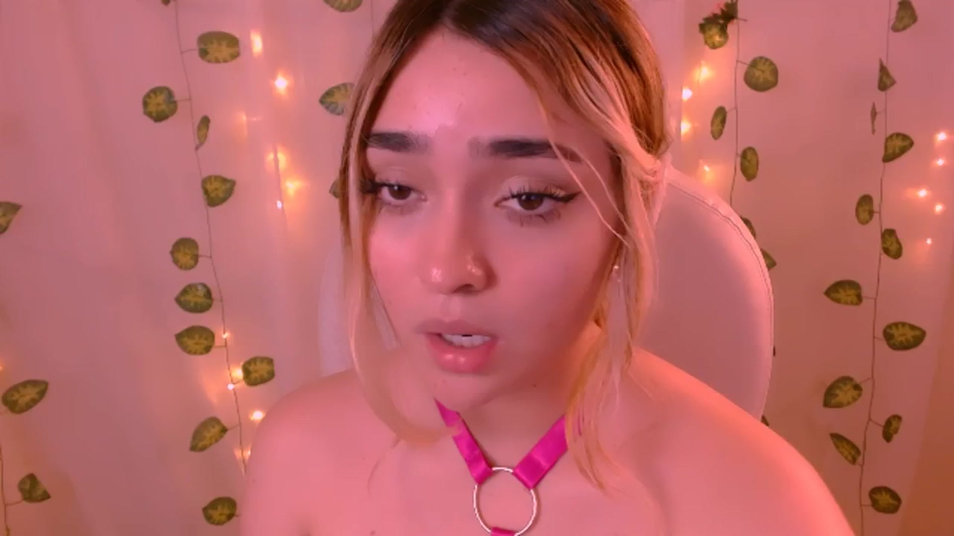 Gallery image thumbnail from Sugar_h0ney's myfreecams stream on, 05/25/2024, 07:22 image 6 of 20