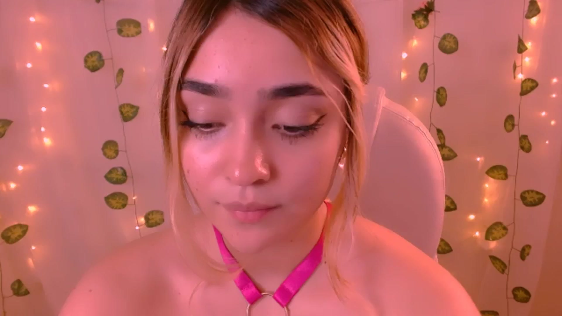 Gallery image thumbnail from Sugar_h0ney's myfreecams stream on, 05/25/2024, 07:22 image 3 of 20