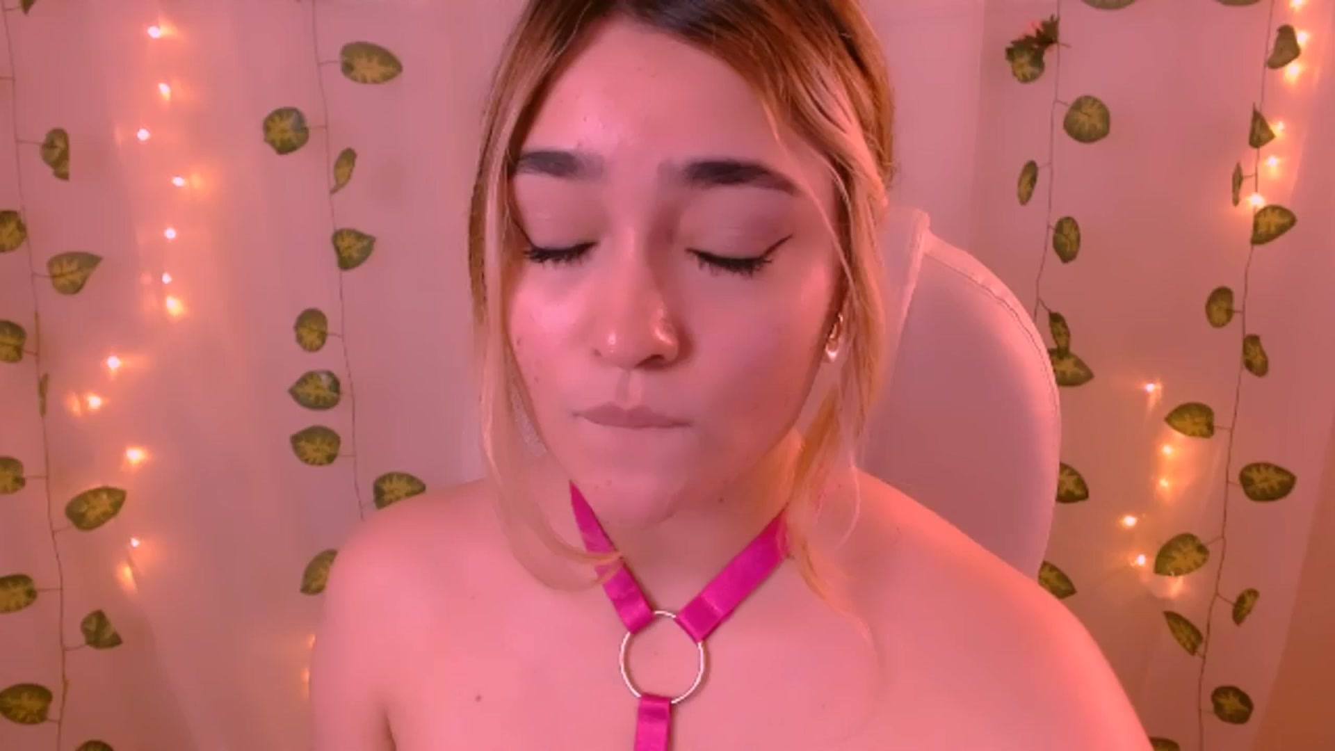 Gallery image thumbnail from Sugar_h0ney's myfreecams stream on, 05/25/2024, 07:22 image 18 of 20