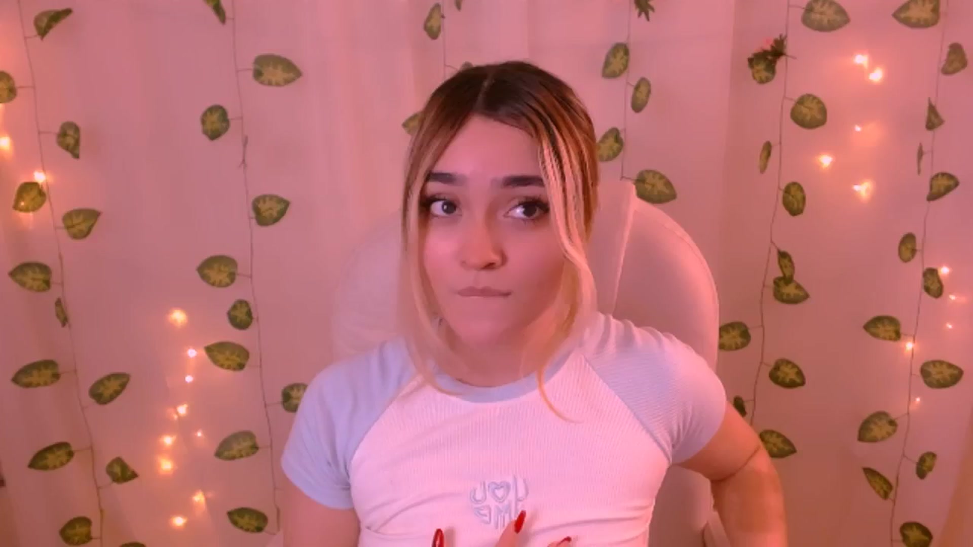 Gallery image thumbnail from Sugar_h0ney's myfreecams stream on, 05/26/2024, 02:39 image 20 of 20