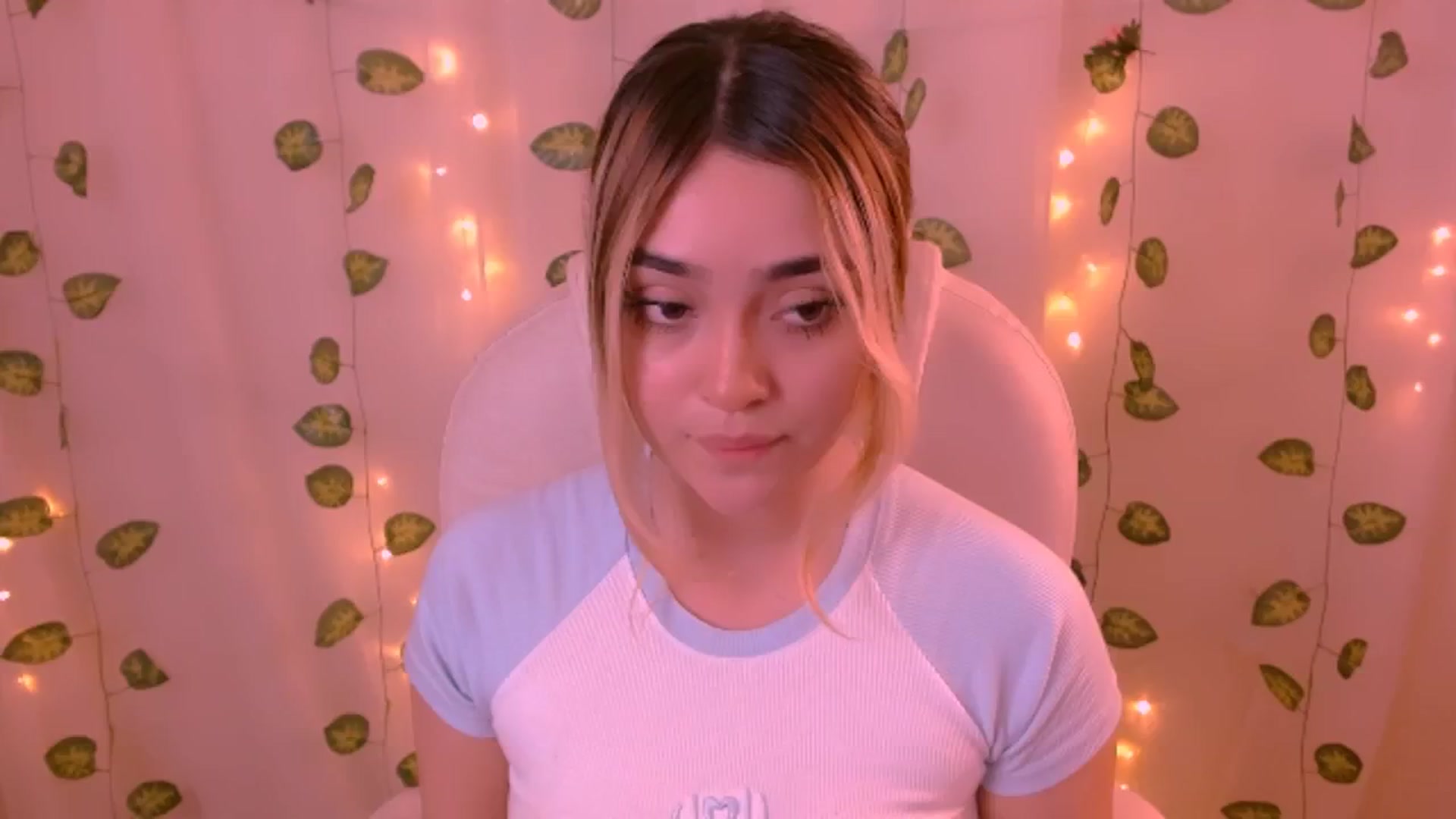 Gallery image thumbnail from Sugar_h0ney's myfreecams stream on, 05/26/2024, 02:39 image 3 of 20
