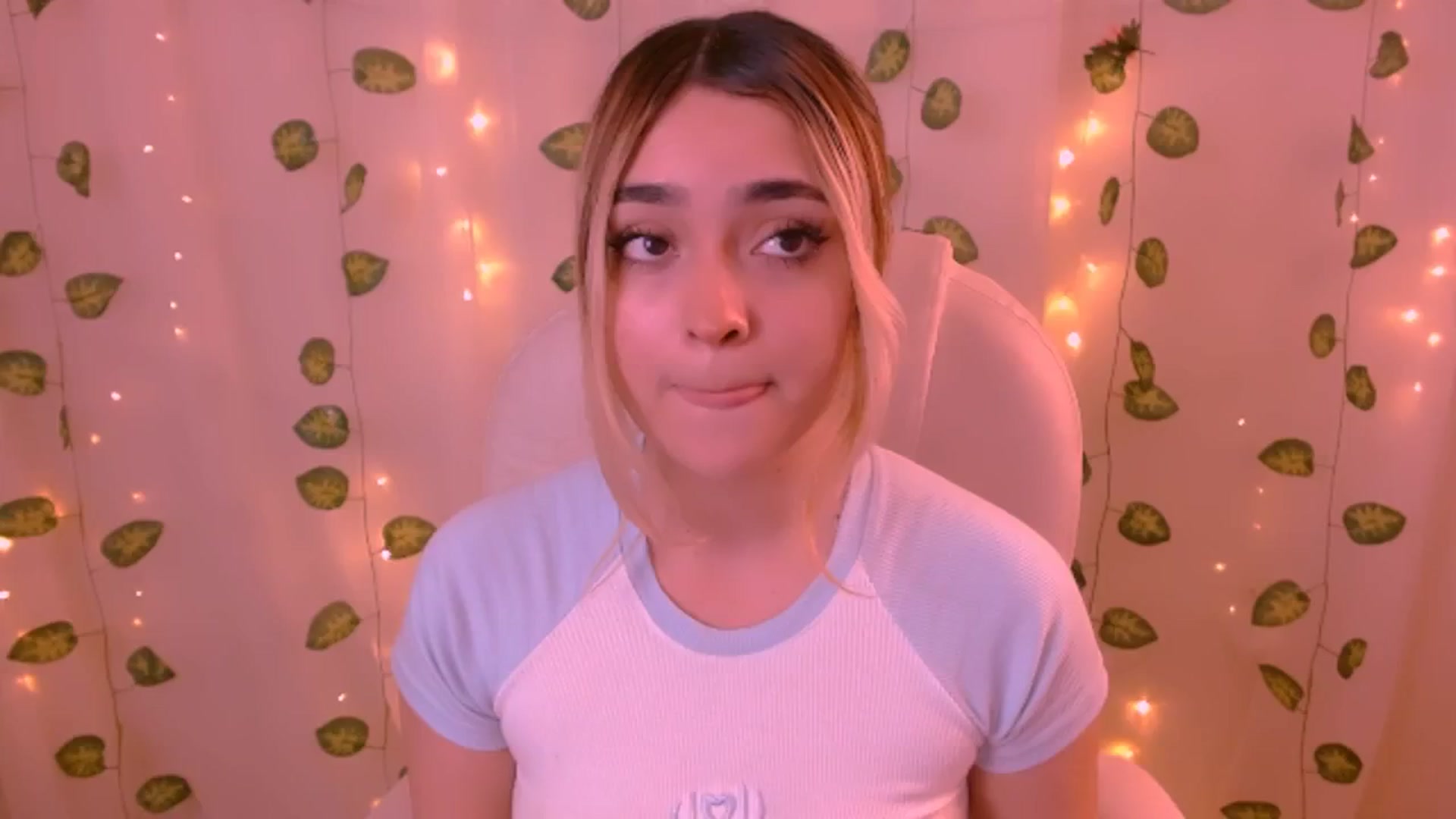 Gallery image thumbnail from Sugar_h0ney's myfreecams stream on, 05/26/2024, 02:39 image 10 of 20