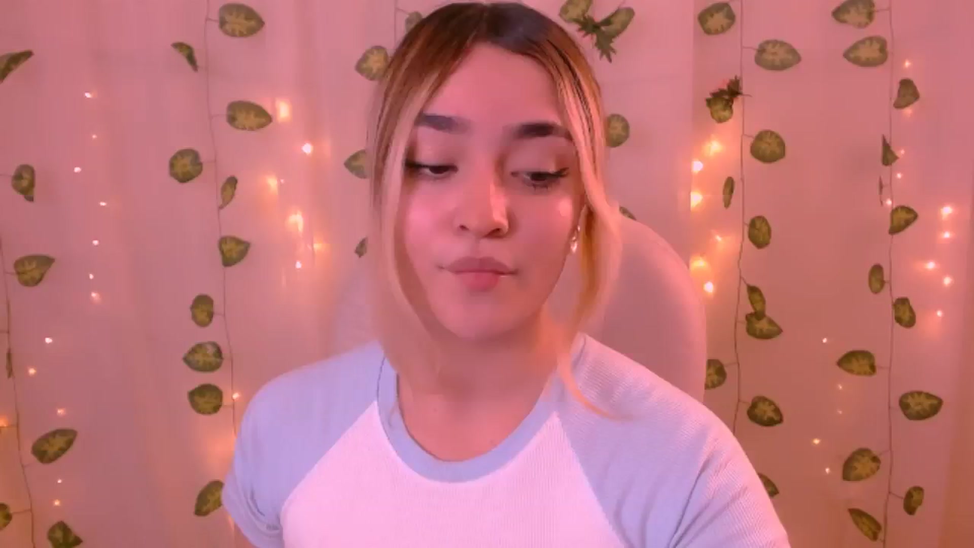 Gallery image thumbnail from Sugar_h0ney's myfreecams stream on, 05/26/2024, 02:39 image 13 of 20