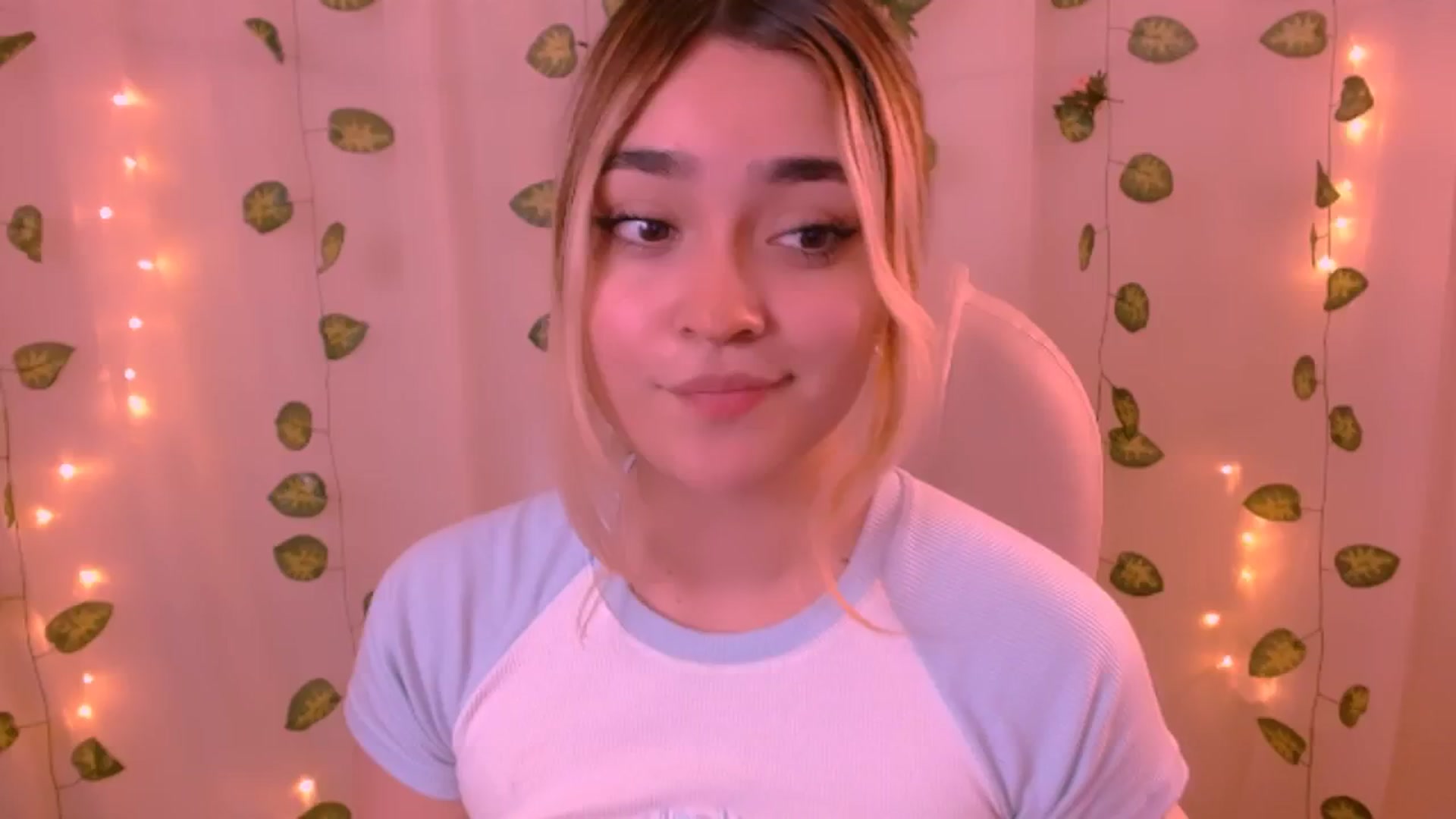 Gallery image thumbnail from Sugar_h0ney's myfreecams stream on, 05/26/2024, 02:39 image 16 of 20