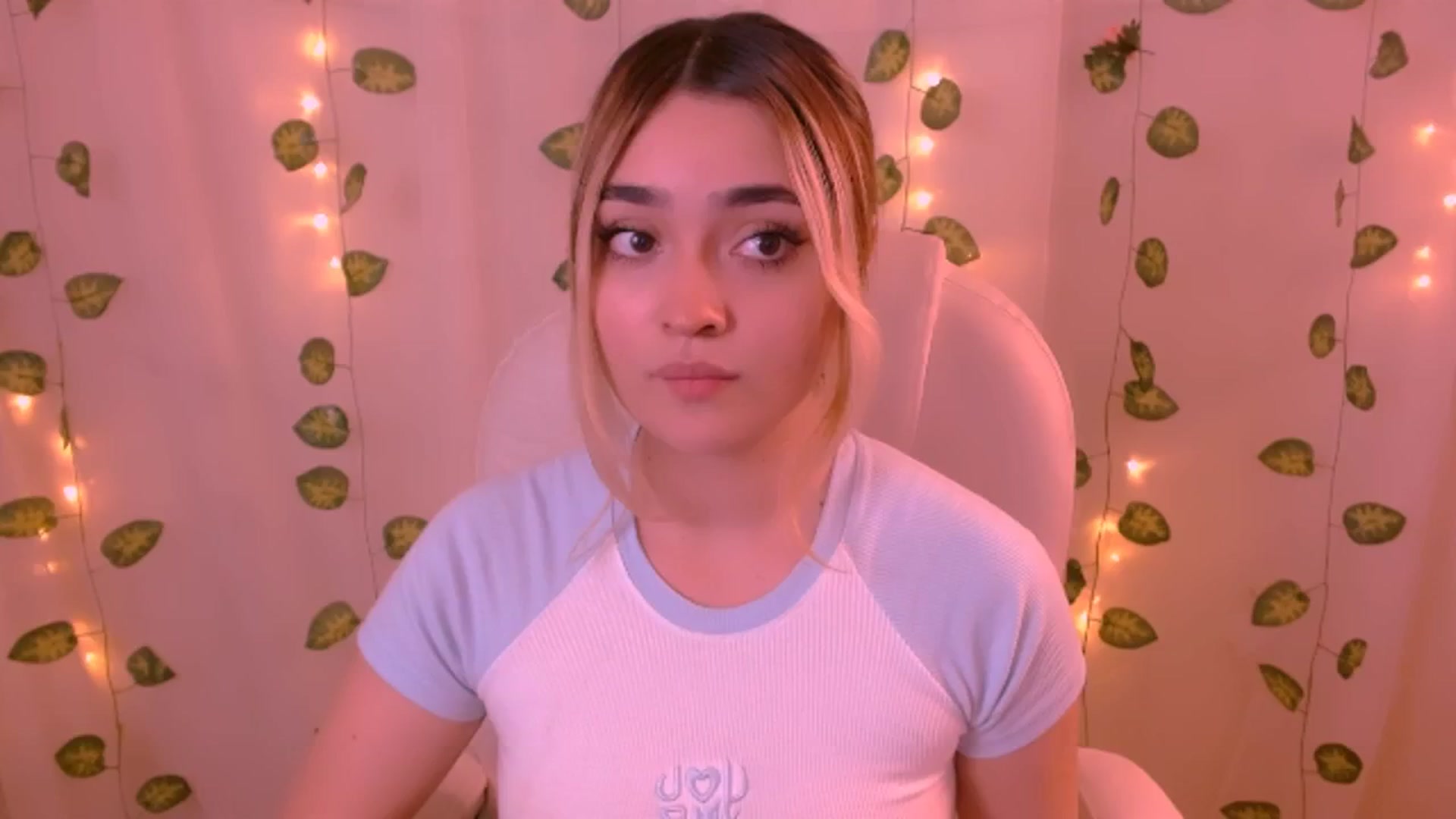 Gallery image thumbnail from Sugar_h0ney's myfreecams stream on, 05/26/2024, 02:39 image 7 of 20