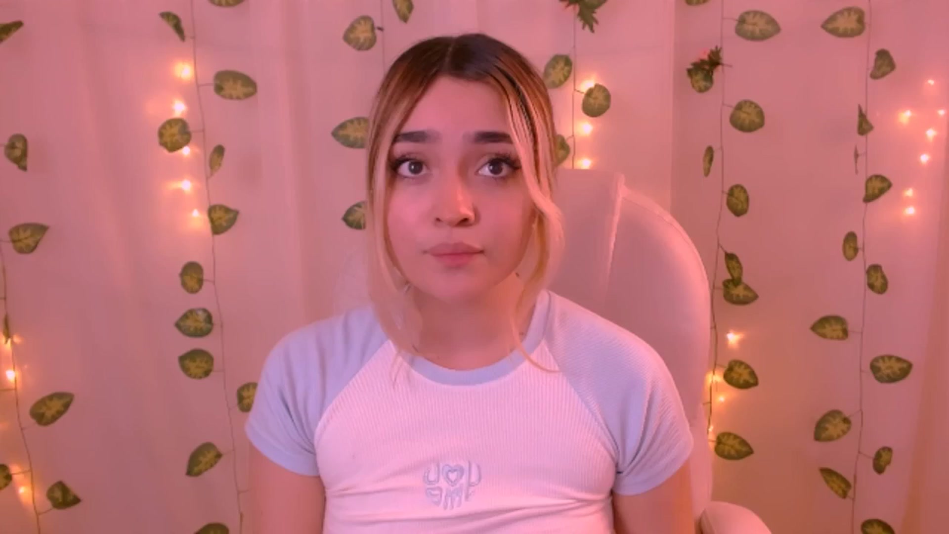 Gallery image thumbnail from Sugar_h0ney's myfreecams stream on, 05/26/2024, 02:39 image 15 of 20