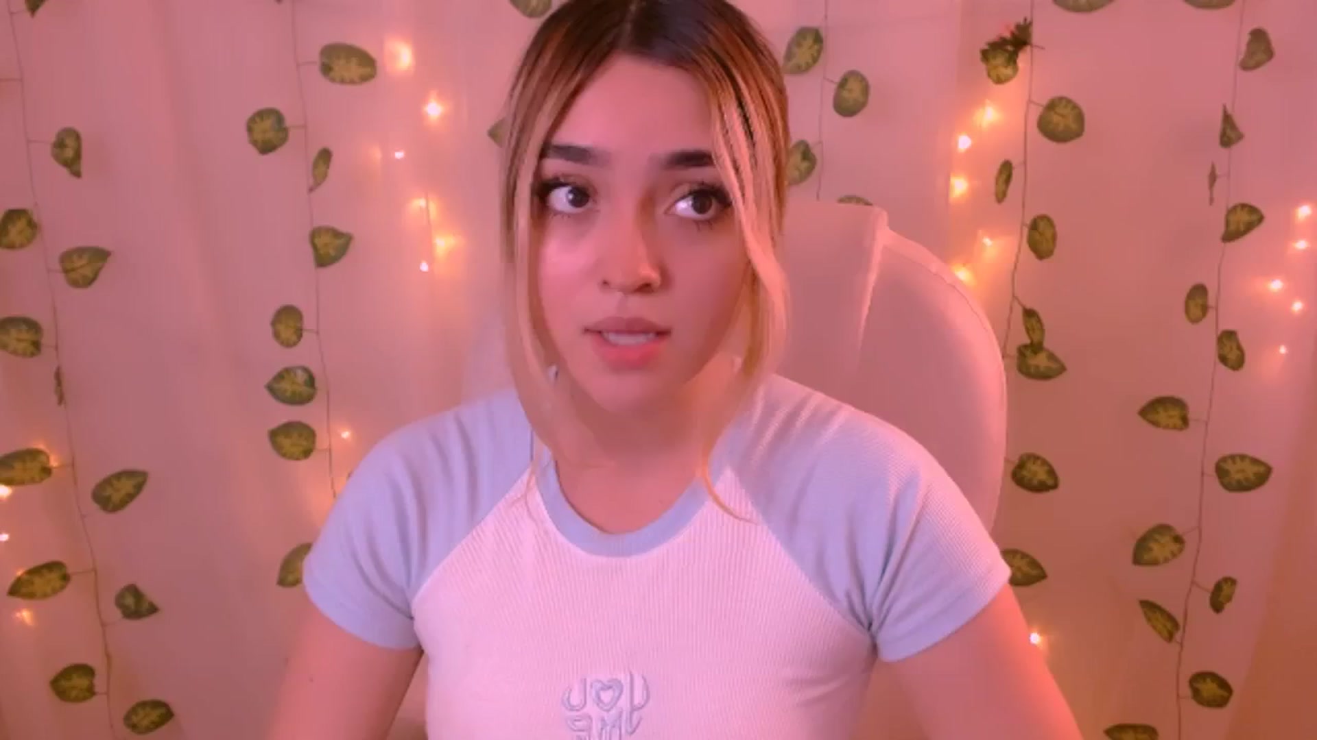 Gallery image thumbnail from Sugar_h0ney's myfreecams stream on, 05/26/2024, 02:39 image 5 of 20