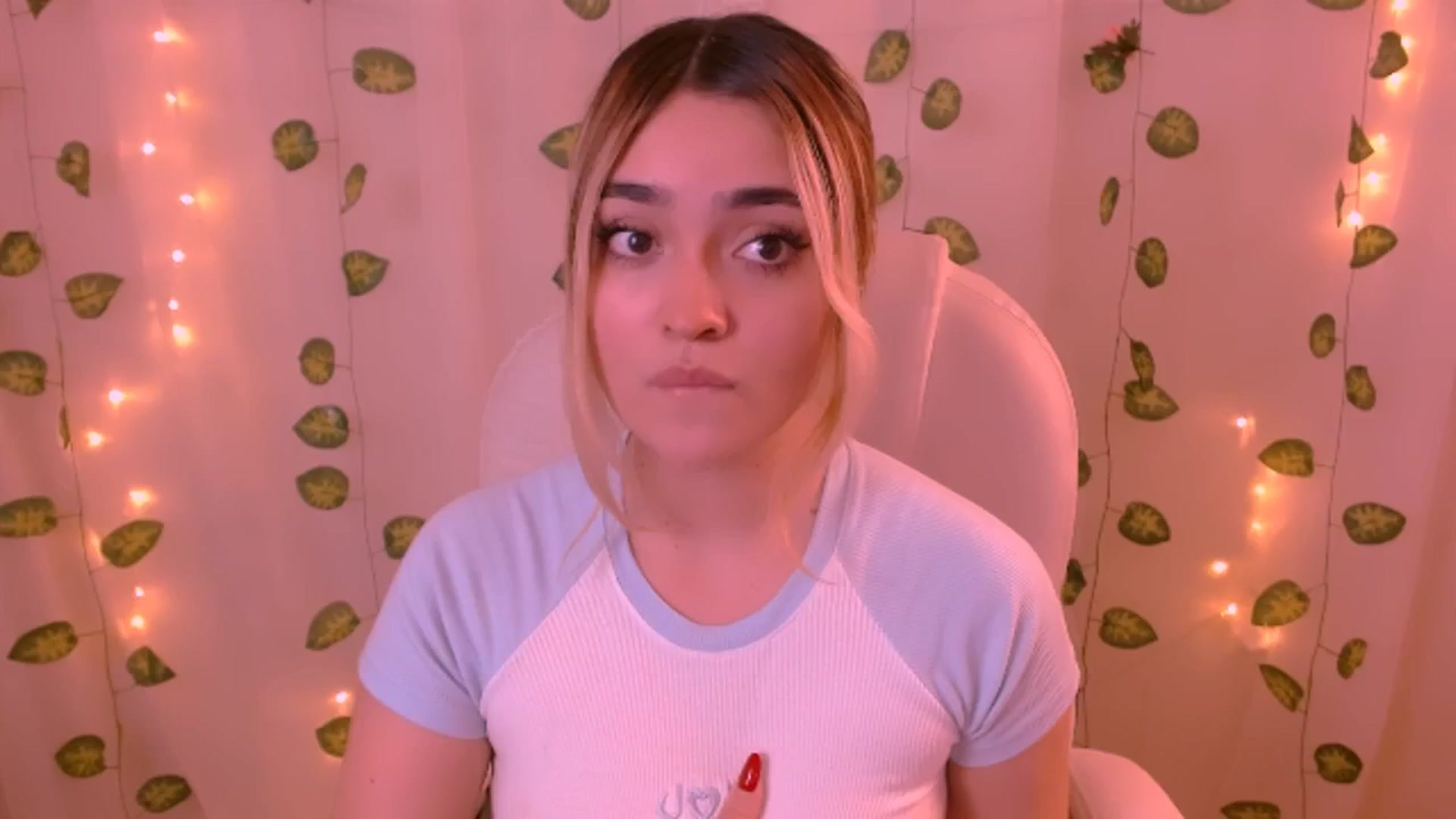 Gallery image thumbnail from Sugar_h0ney's myfreecams stream on, 05/26/2024, 02:39 image 8 of 20