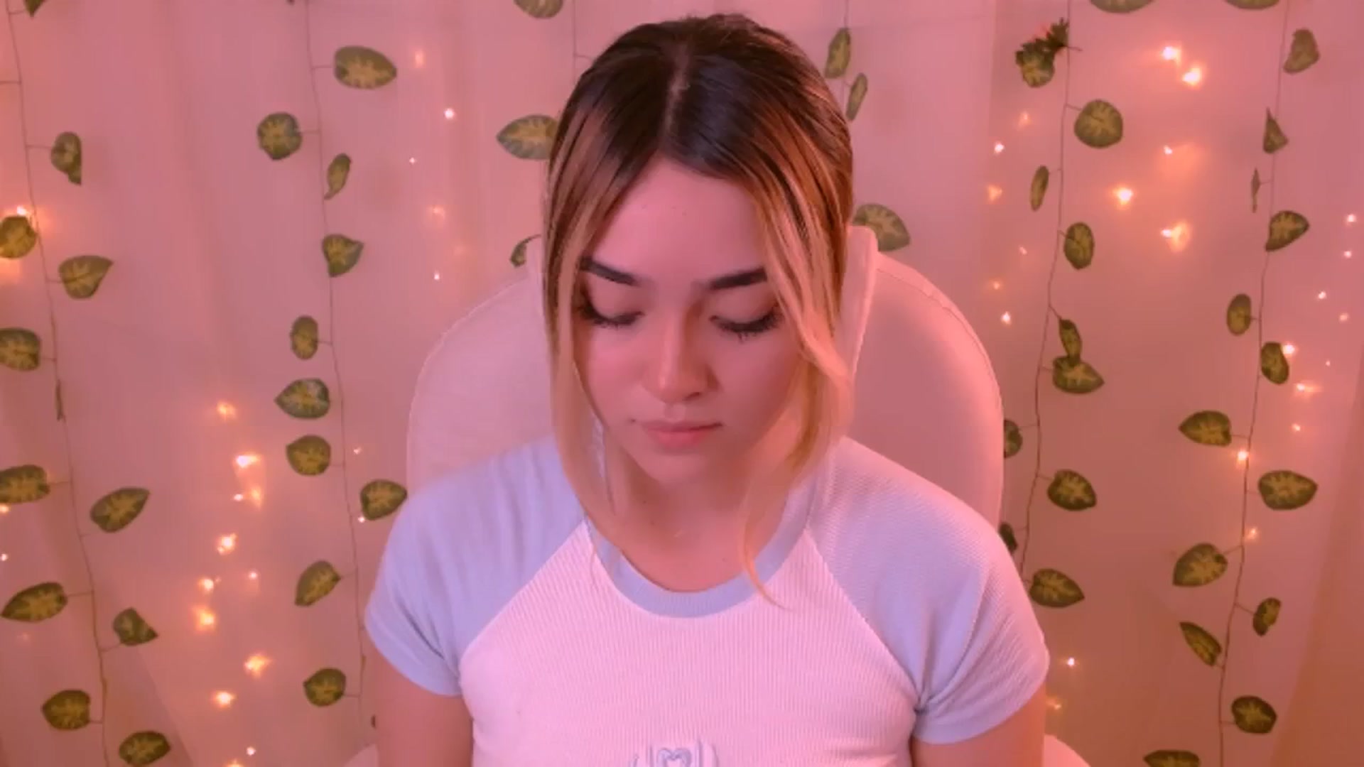Gallery image thumbnail from Sugar_h0ney's myfreecams stream on, 05/26/2024, 02:39 image 2 of 20