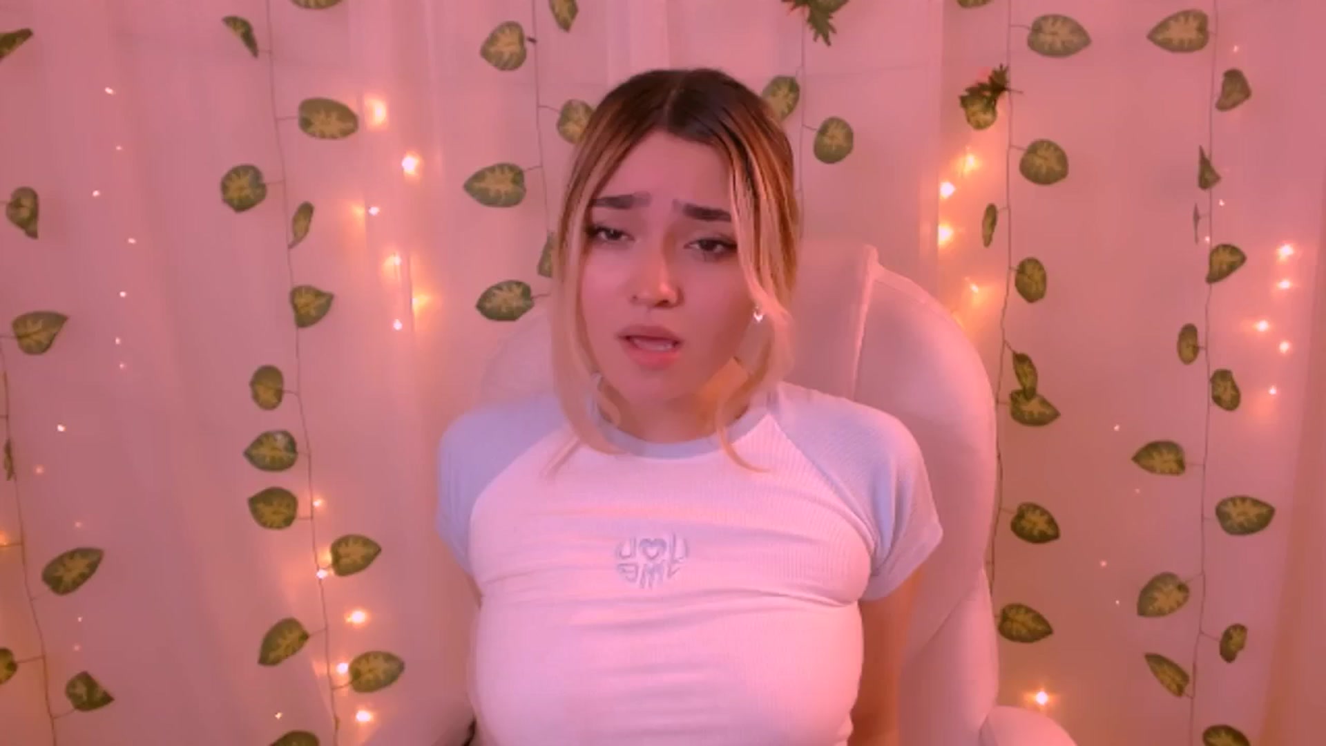 Gallery image thumbnail from Sugar_h0ney's myfreecams stream on, 05/26/2024, 02:39 image 17 of 20