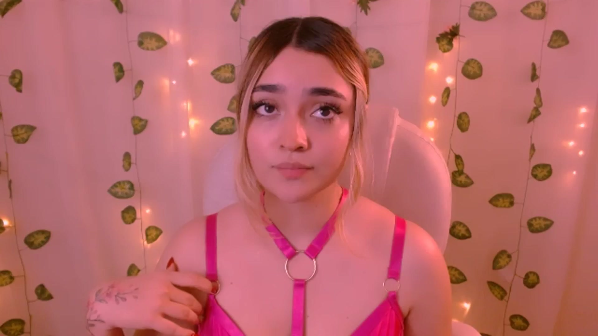 Gallery image thumbnail from Sugar_h0ney's myfreecams stream on, 05/26/2024, 05:55 image 6 of 20