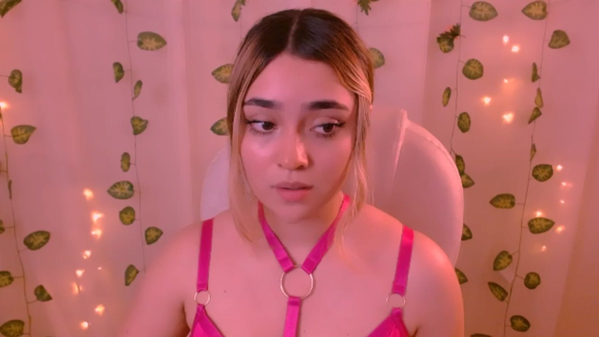 Gallery image thumbnail from Sugar_h0ney's myfreecams stream on, 05/26/2024, 05:55 image 10 of 20