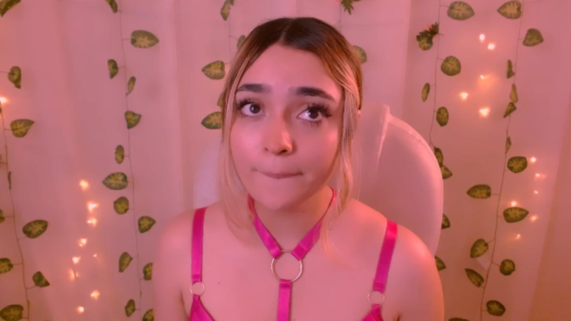 Gallery image thumbnail from Sugar_h0ney's myfreecams stream on, 05/26/2024, 05:55 image 12 of 20