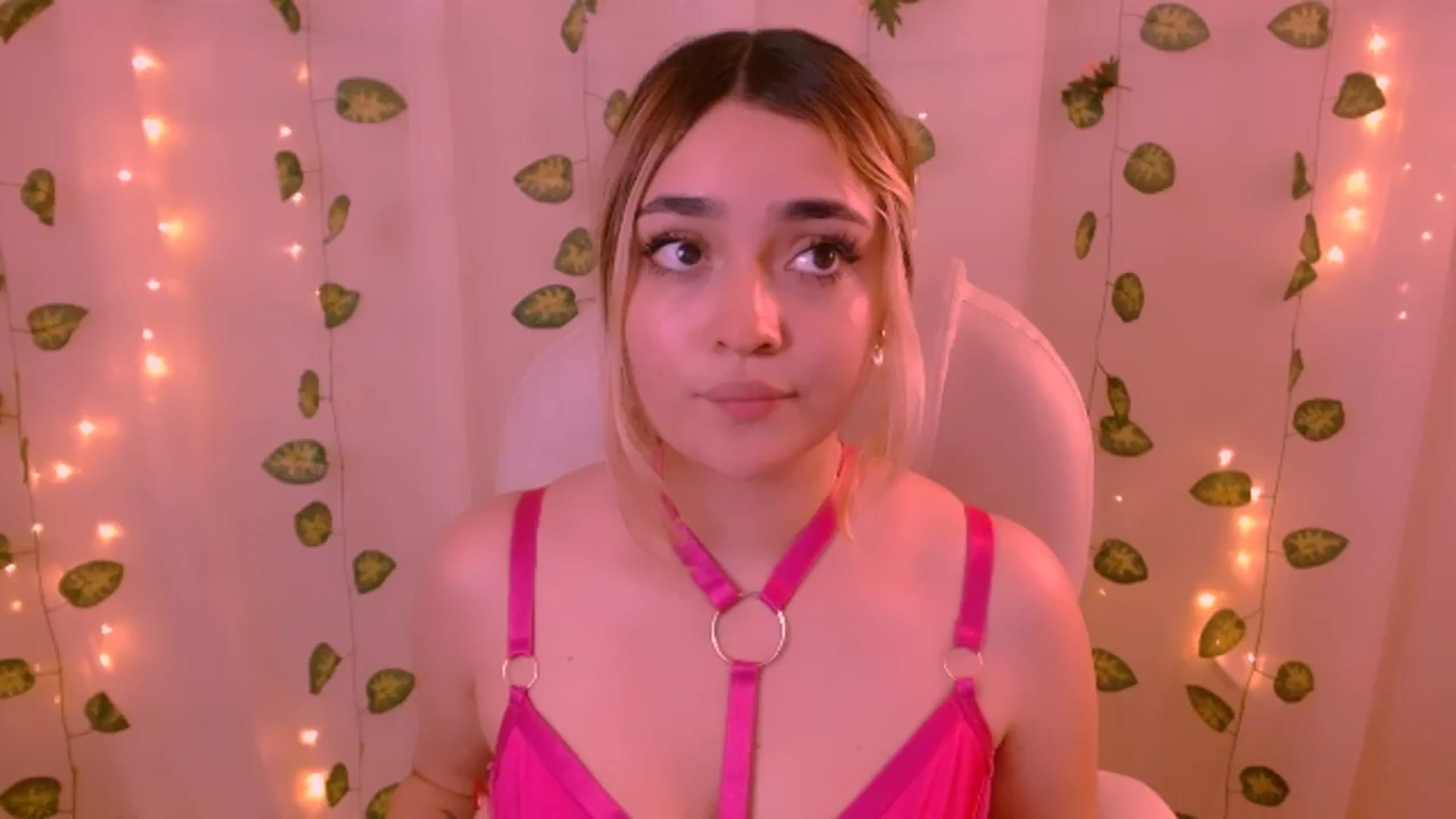 Gallery image thumbnail from Sugar_h0ney's myfreecams stream on, 05/26/2024, 05:55 image 3 of 20
