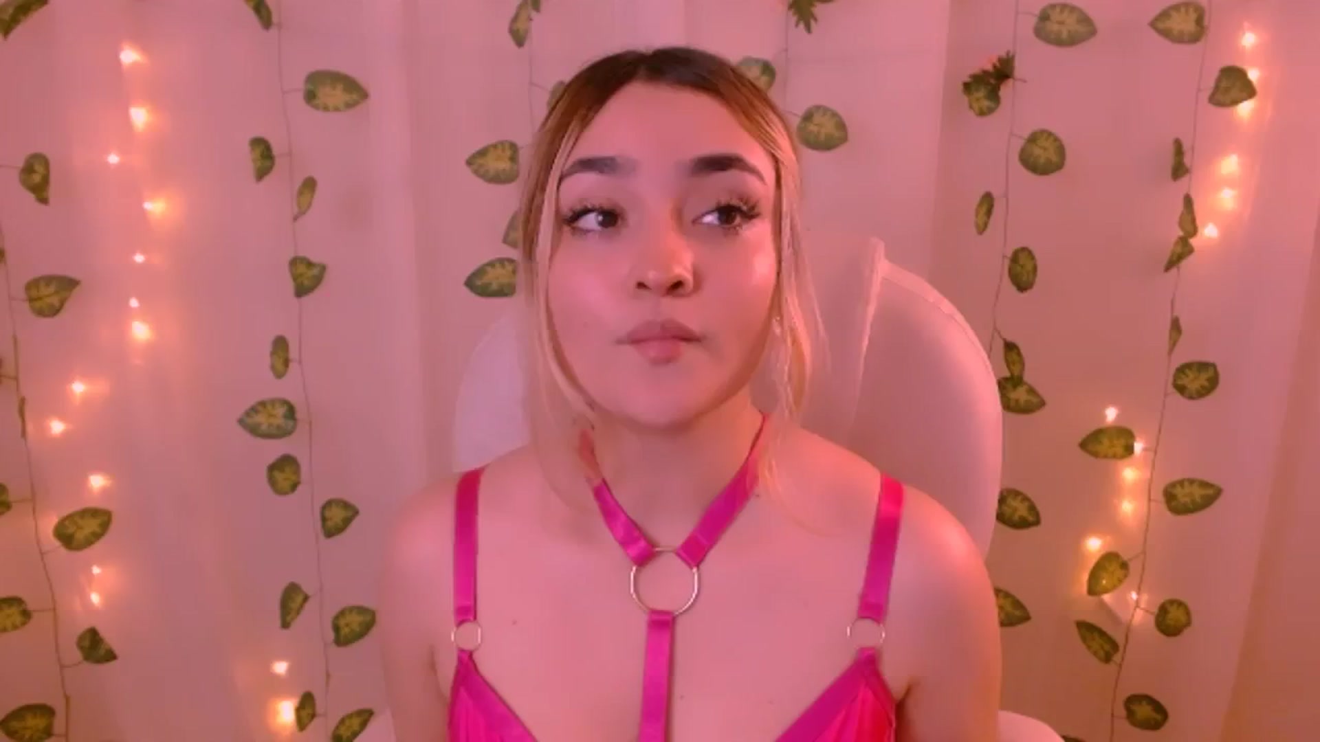 Gallery image thumbnail from Sugar_h0ney's myfreecams stream on, 05/26/2024, 05:55 image 9 of 20
