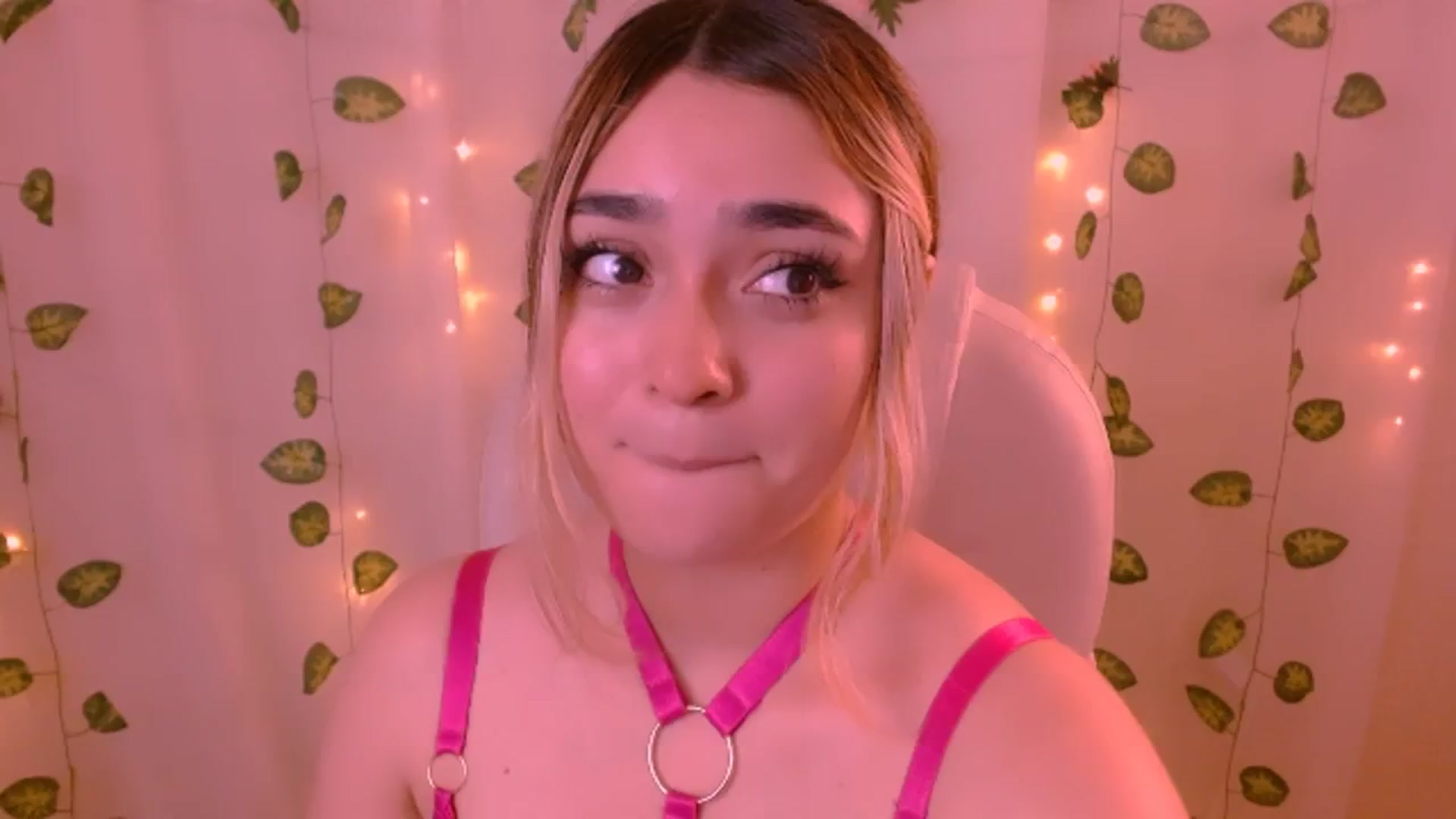 Gallery image thumbnail from Sugar_h0ney's myfreecams stream on, 05/26/2024, 05:55 image 19 of 20