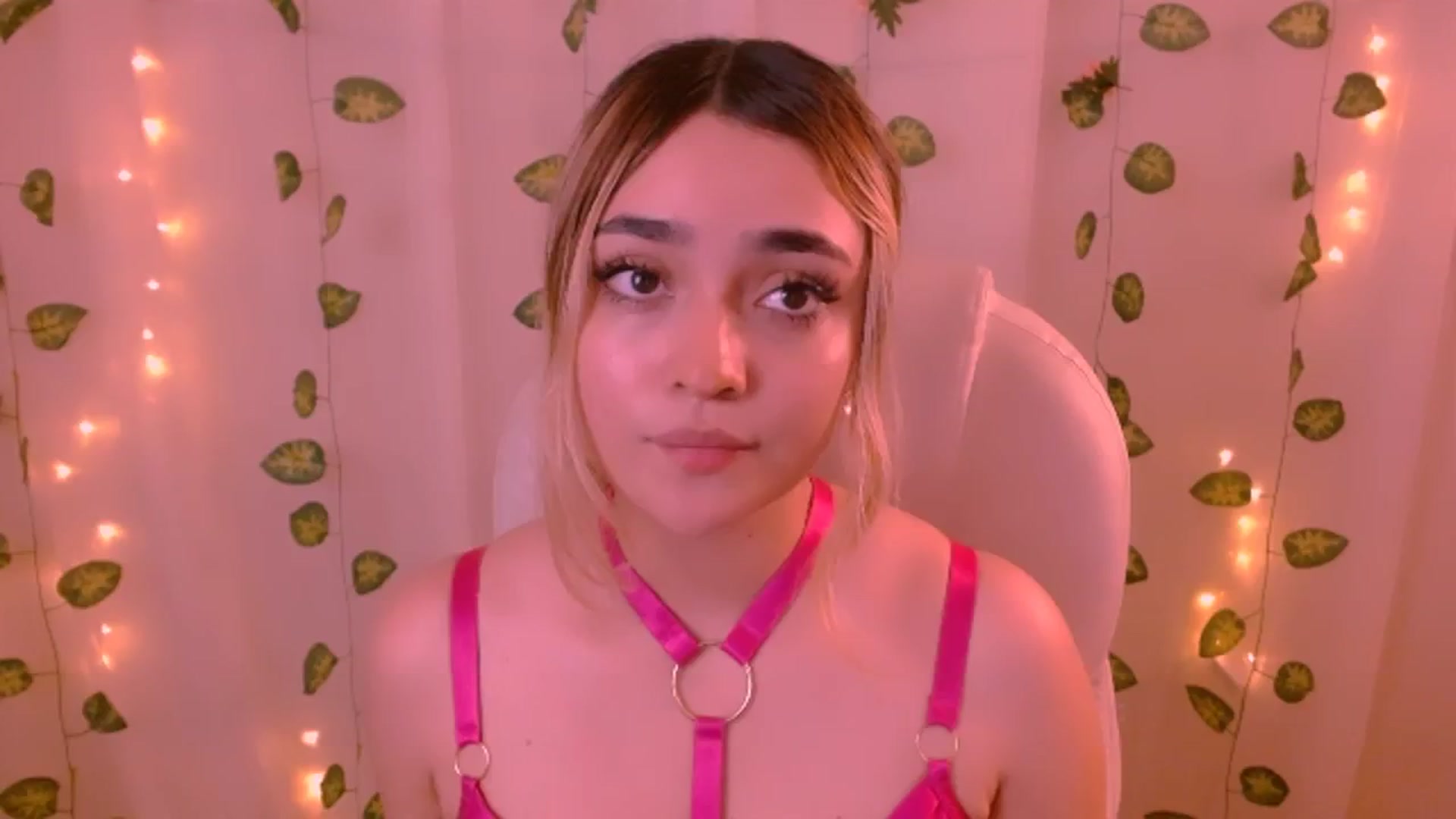 Gallery image thumbnail from Sugar_h0ney's myfreecams stream on, 05/26/2024, 05:55 image 13 of 20