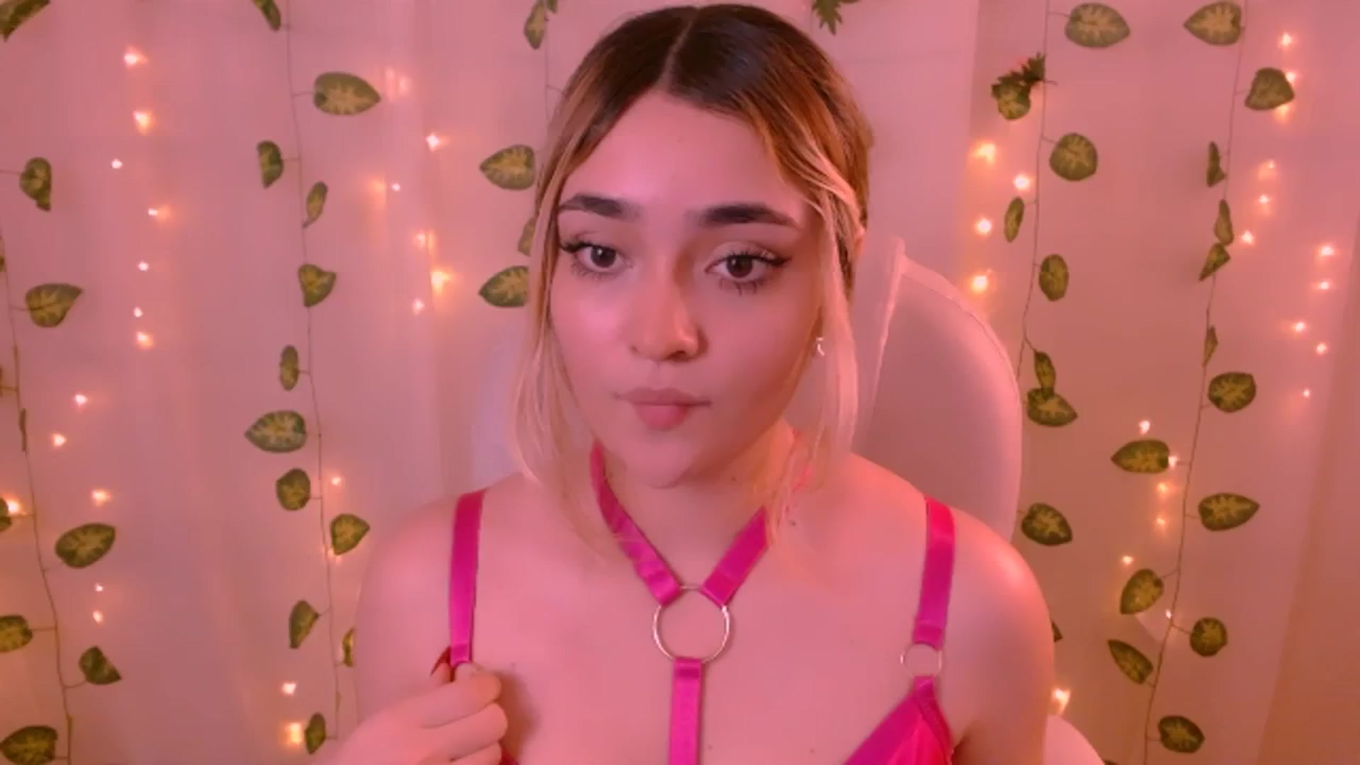 Gallery image thumbnail from Sugar_h0ney's myfreecams stream on, 05/26/2024, 05:55 image 2 of 20