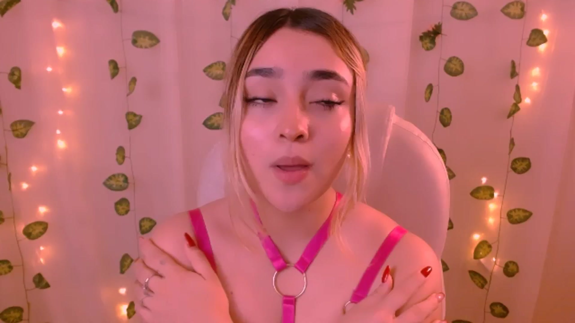 Gallery image thumbnail from Sugar_h0ney's myfreecams stream on, 05/26/2024, 05:55 image 16 of 20
